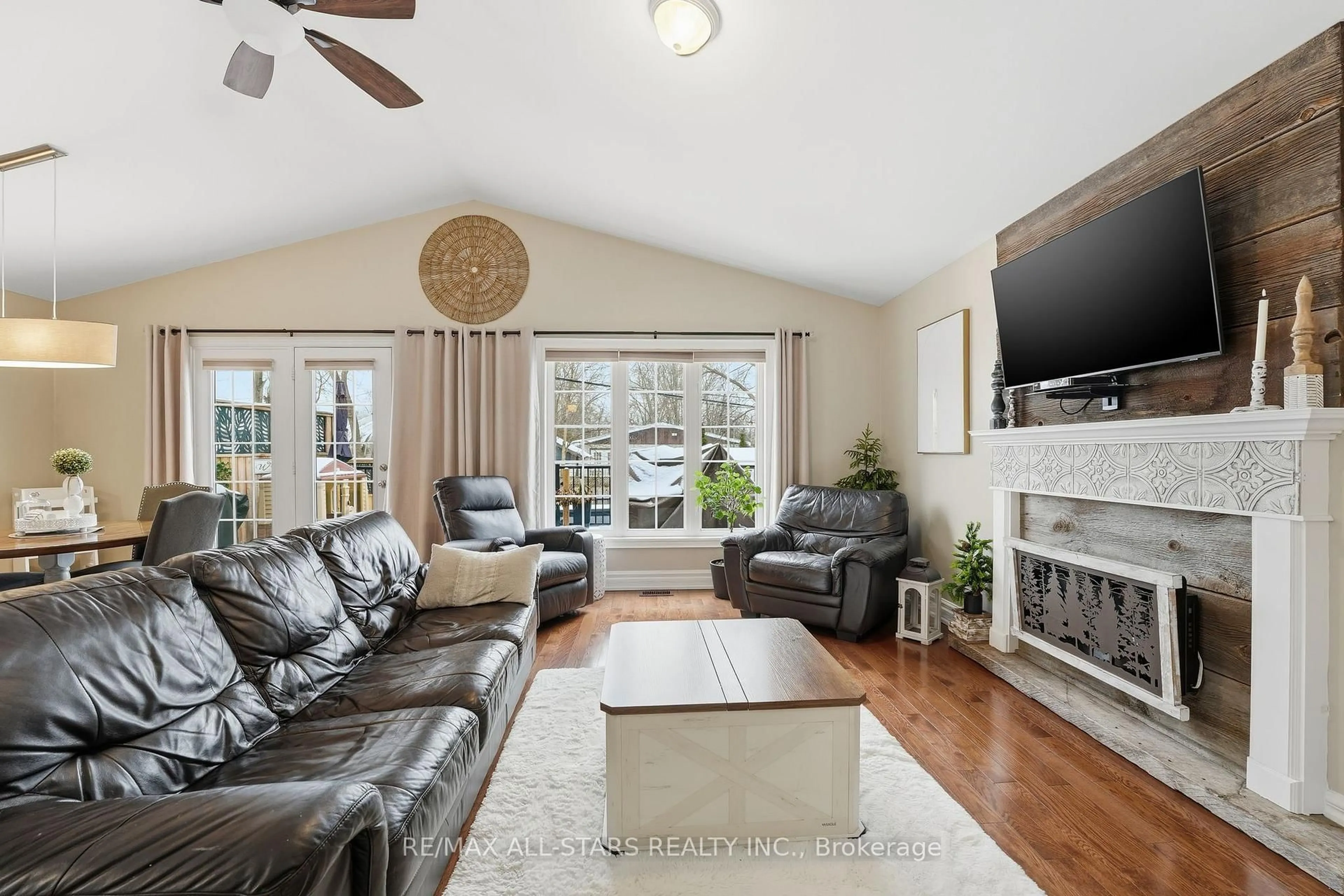 Living room with furniture, unknown for 167 Silas Blvd, Georgina Ontario L4P 2K2