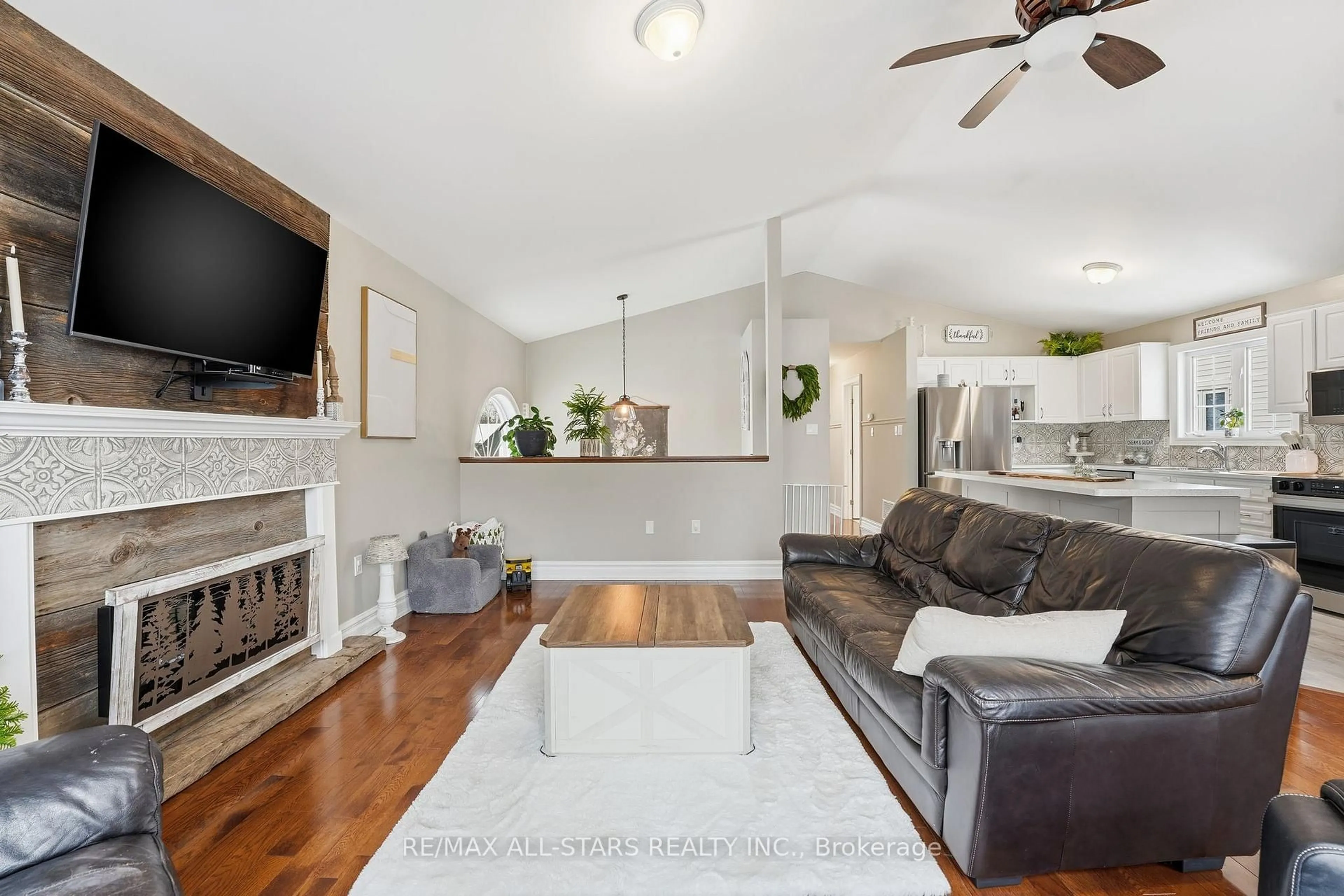 Living room with furniture, wood/laminate floor for 167 Silas Blvd, Georgina Ontario L4P 2K2