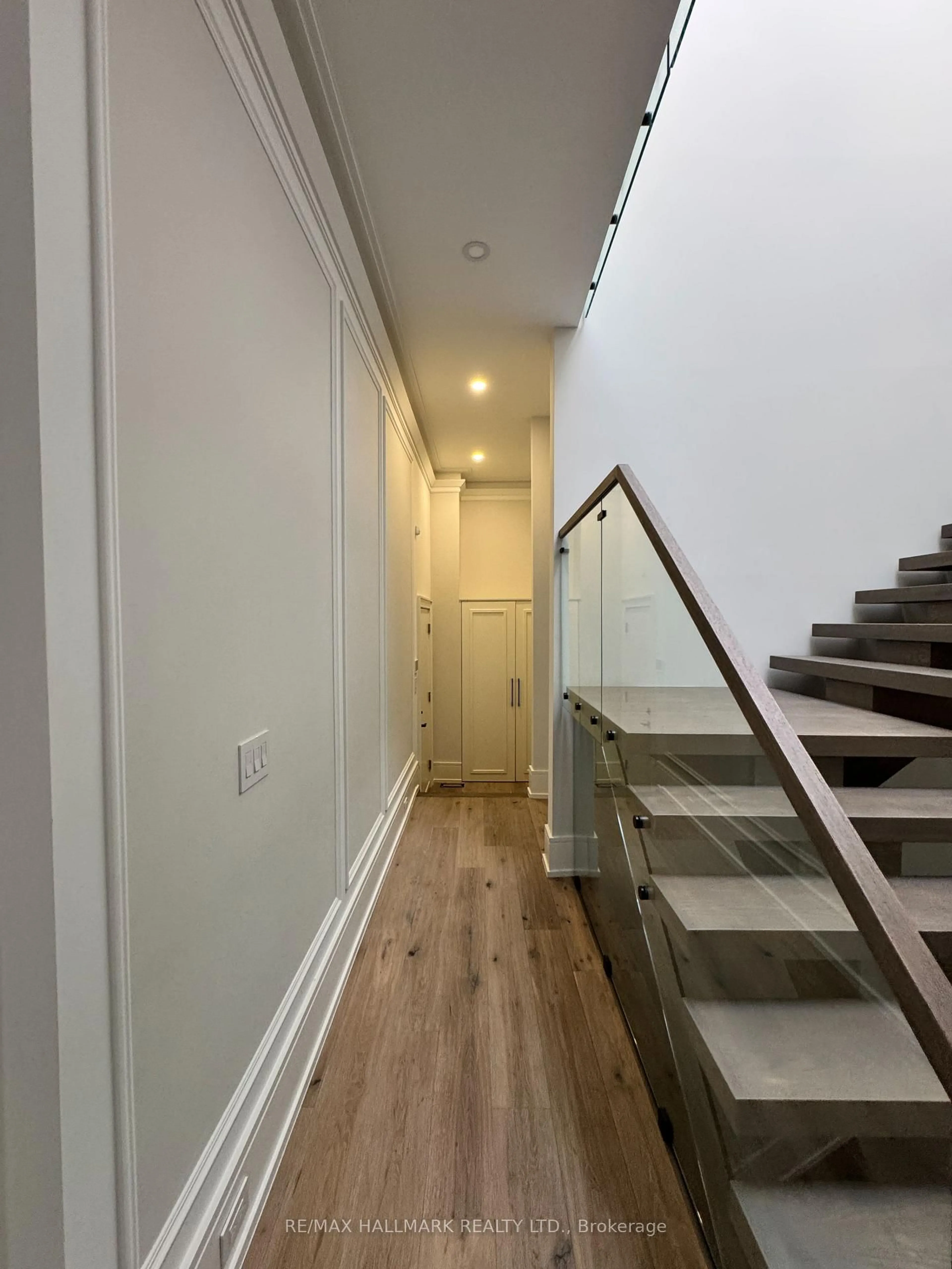 Indoor foyer for 81 Child Dr, Aurora Ontario L4G 1Y8