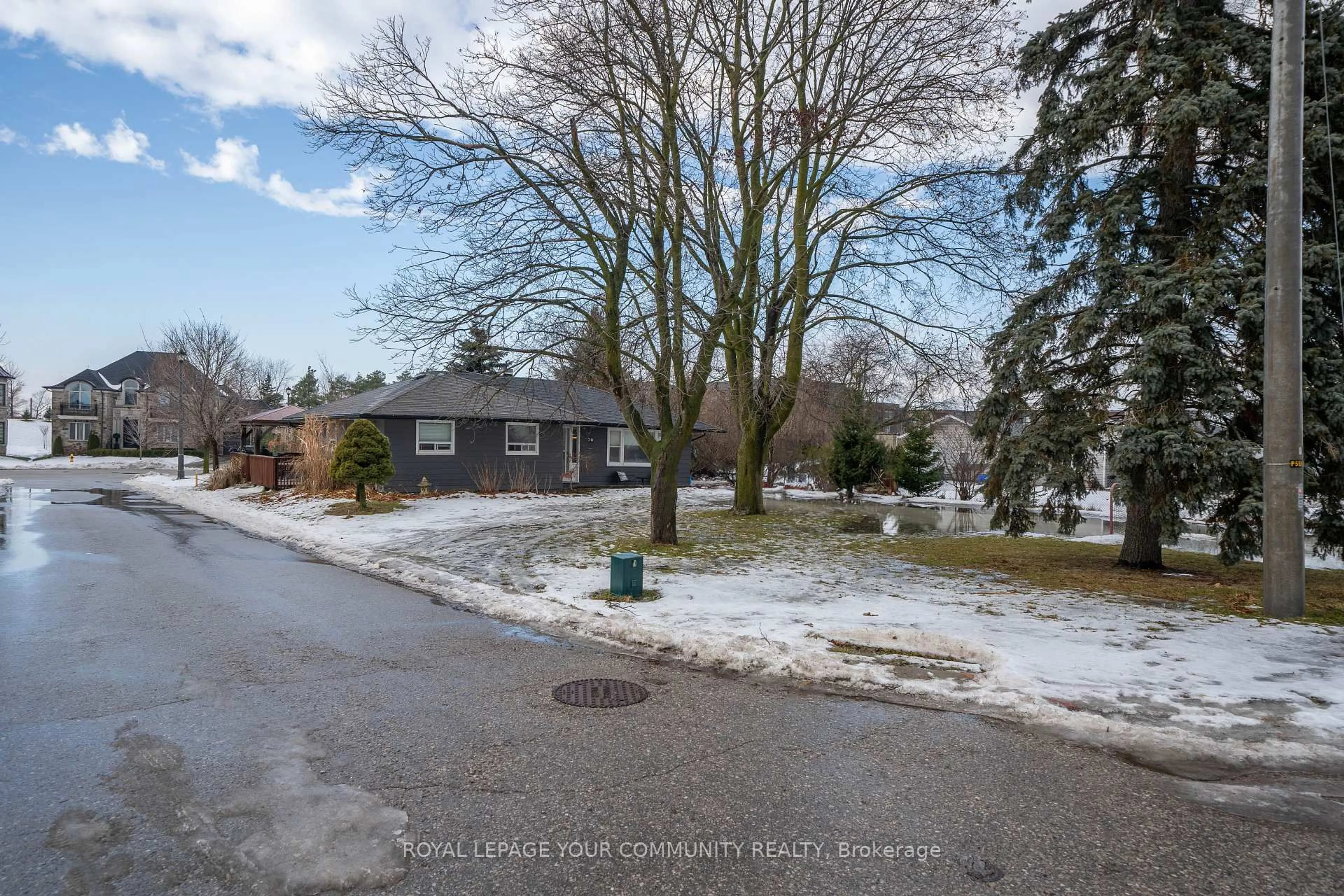 A pic from outside/outdoor area/front of a property/back of a property/a pic from drone, street for 70 Simmons St, Vaughan Ontario L4H 4X7