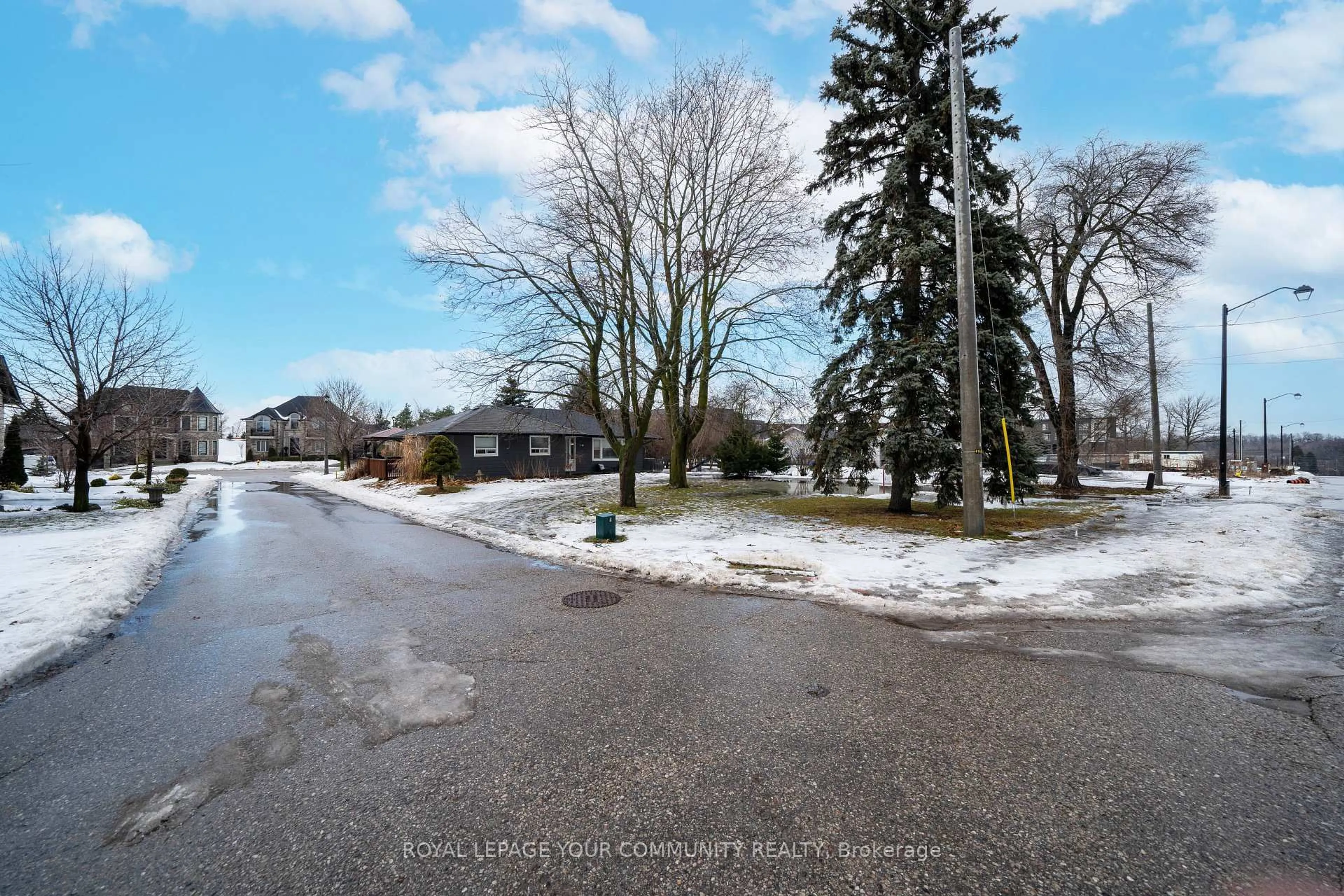 A pic from outside/outdoor area/front of a property/back of a property/a pic from drone, street for 70 Simmons St, Vaughan Ontario L4H 4X7