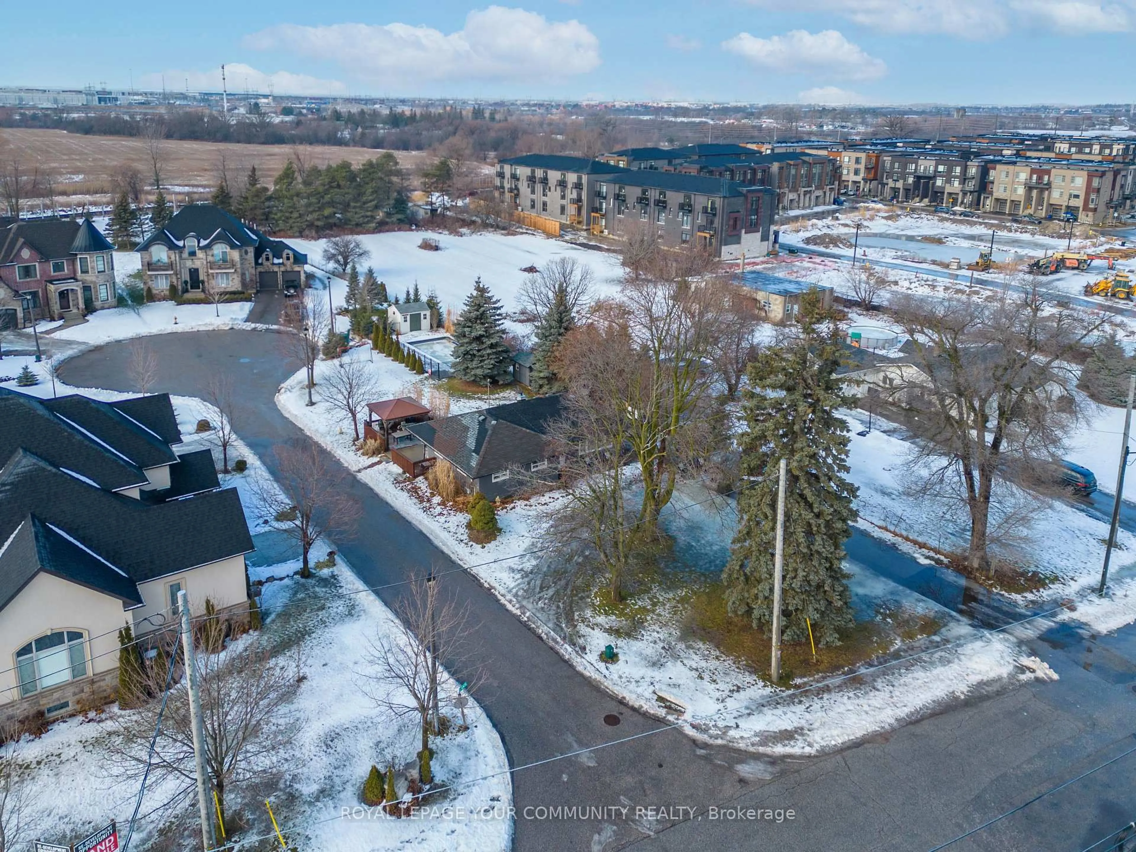 A pic from outside/outdoor area/front of a property/back of a property/a pic from drone, unknown for 70 Simmons St, Vaughan Ontario L4H 4X7