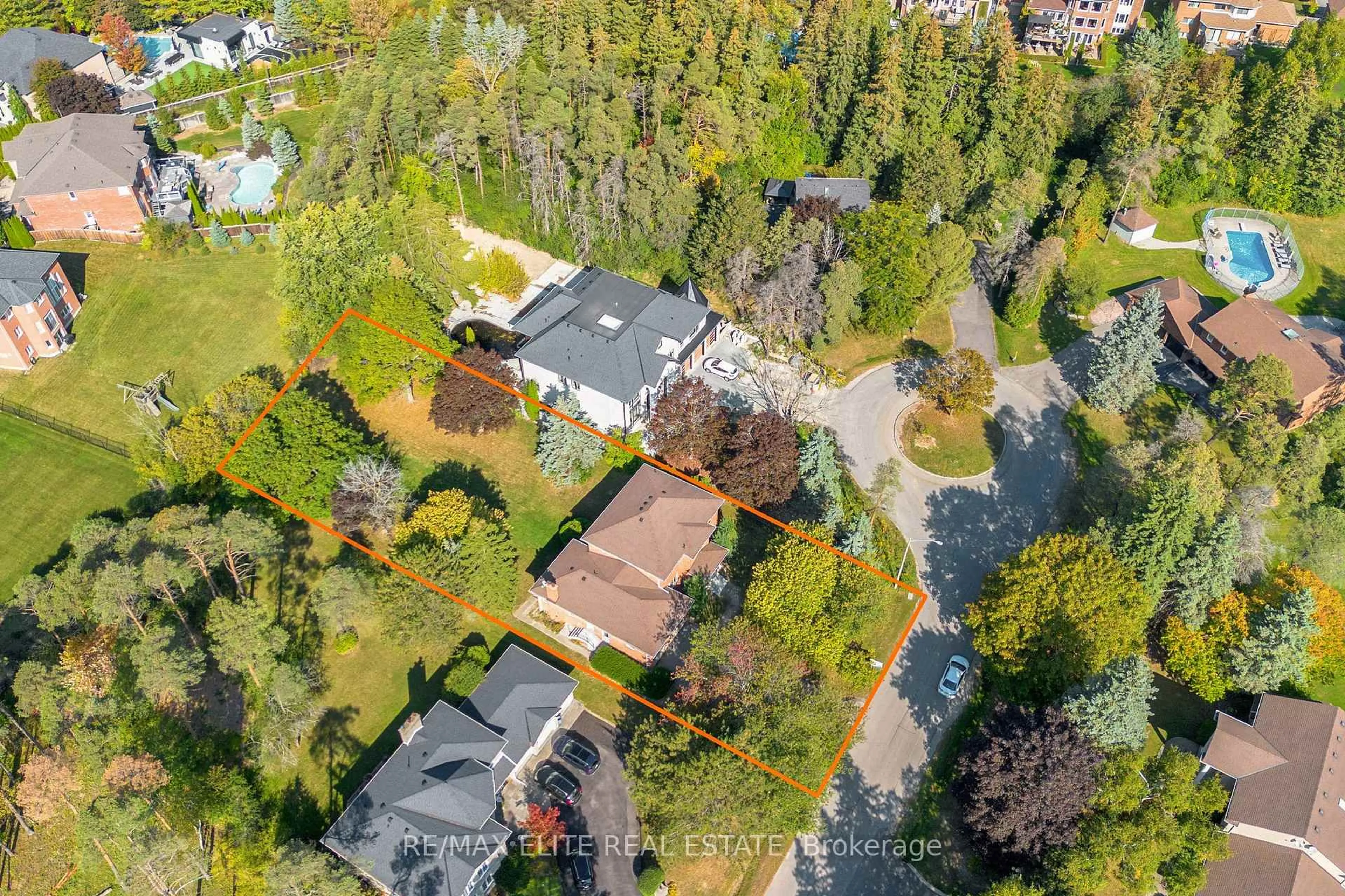A pic from outside/outdoor area/front of a property/back of a property/a pic from drone, street for 61 Beaufort Hills Rd, Richmond Hill Ontario L4E 2N3