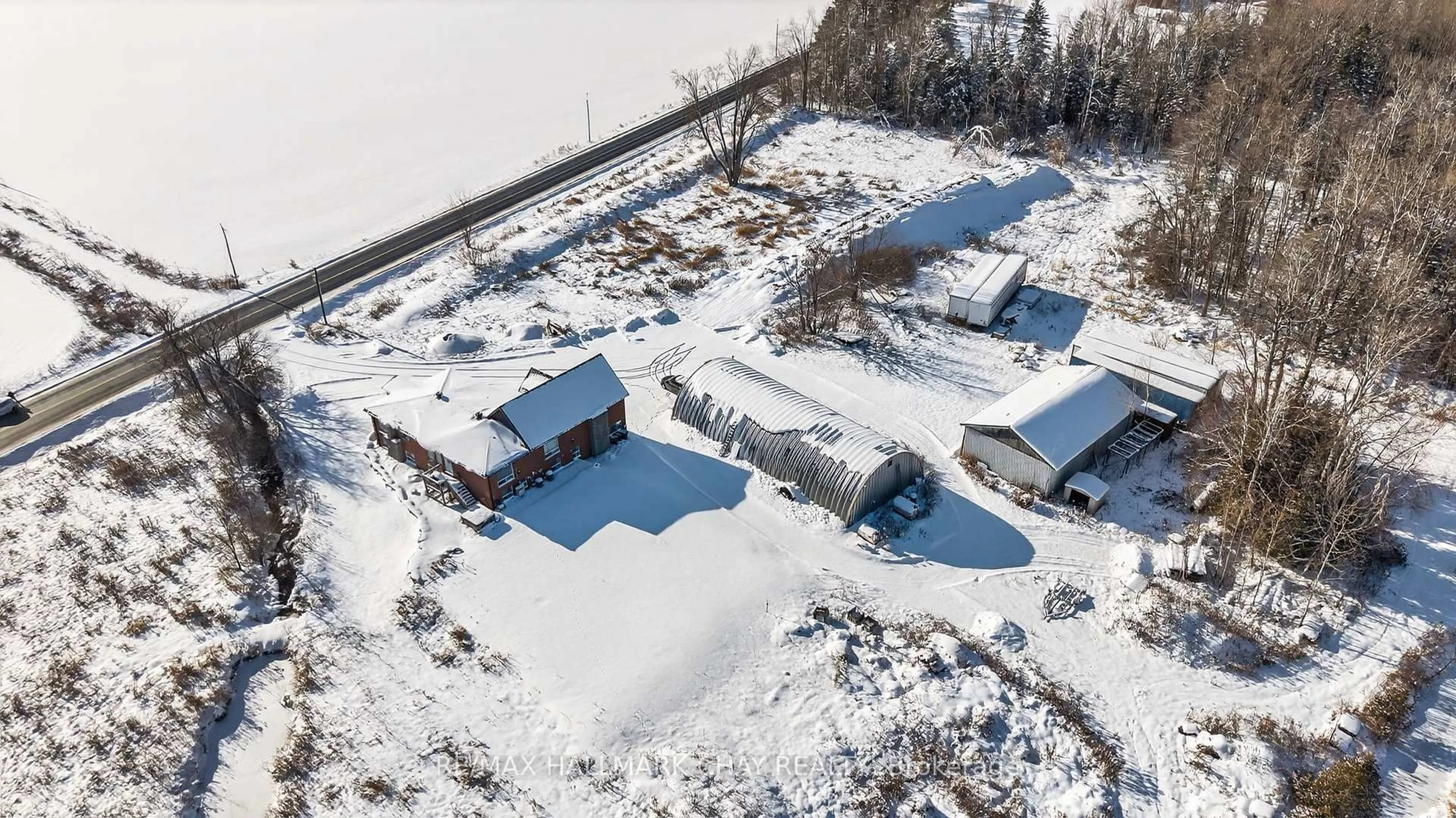A pic from outside/outdoor area/front of a property/back of a property/a pic from drone, building for 2702 6th Line, Innisfil Ontario L9S 4S4