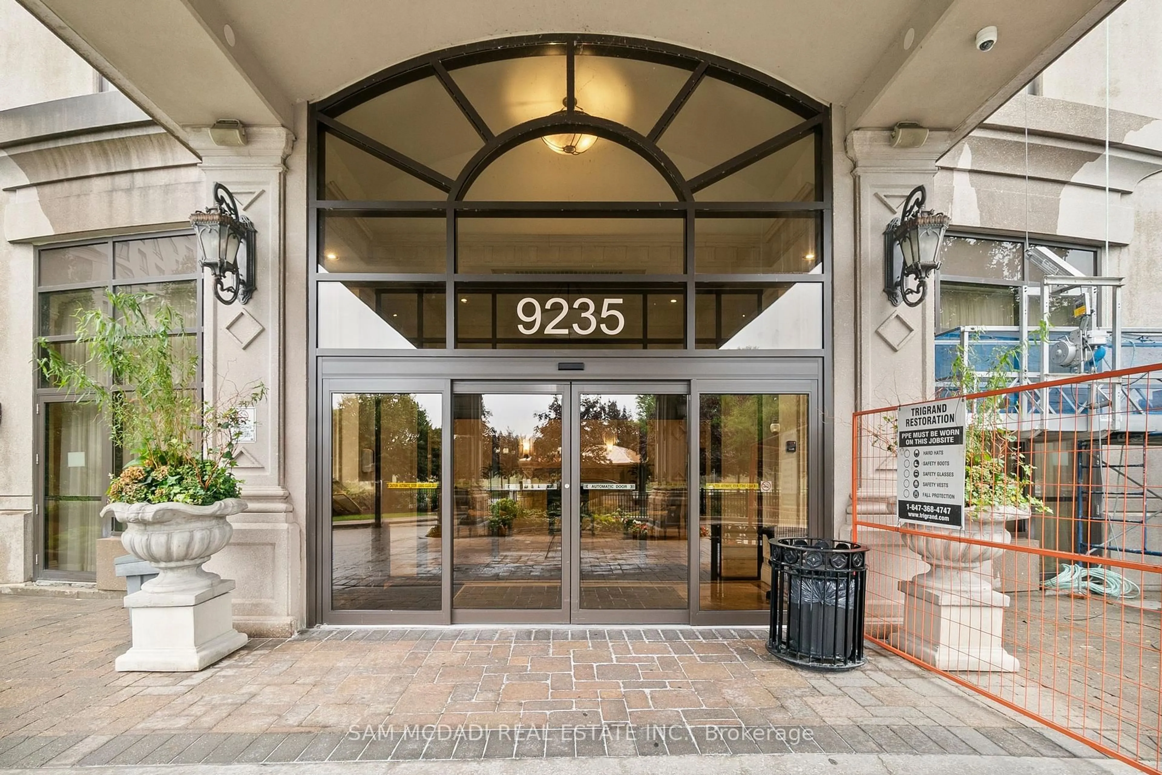 Indoor foyer for 9235 Jane St #1616, Vaughan Ontario L6A 0J8