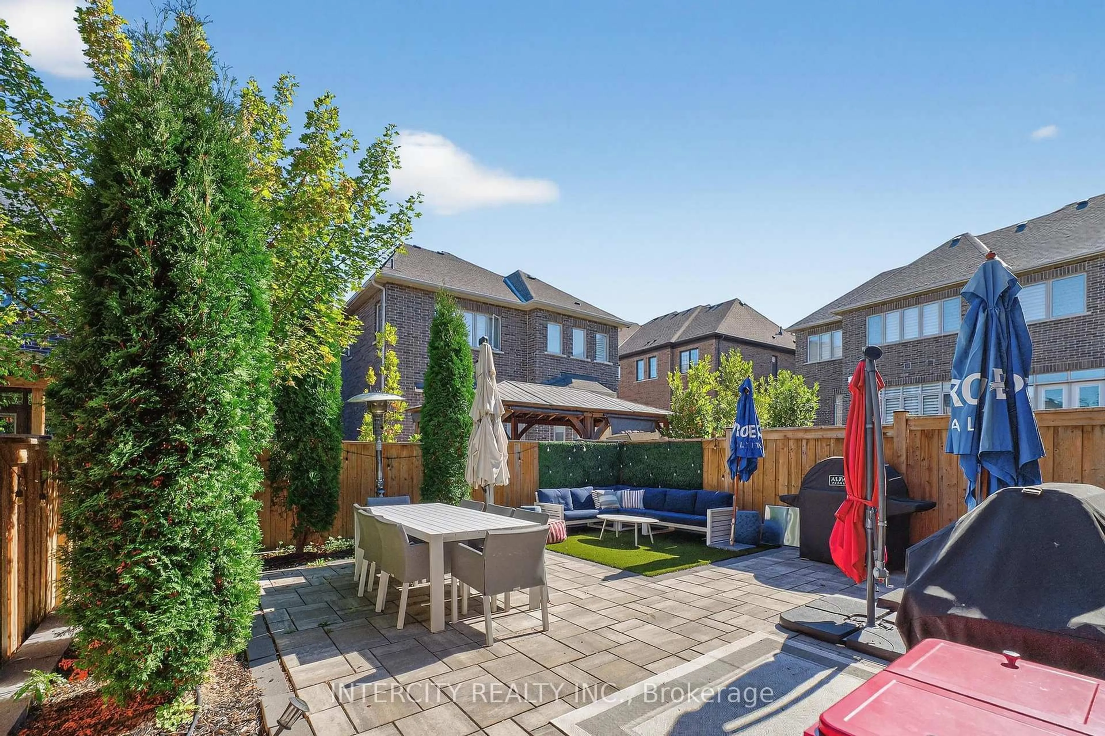 Patio, street for 14 Great Heron Crt, King Ontario L7B 0P4