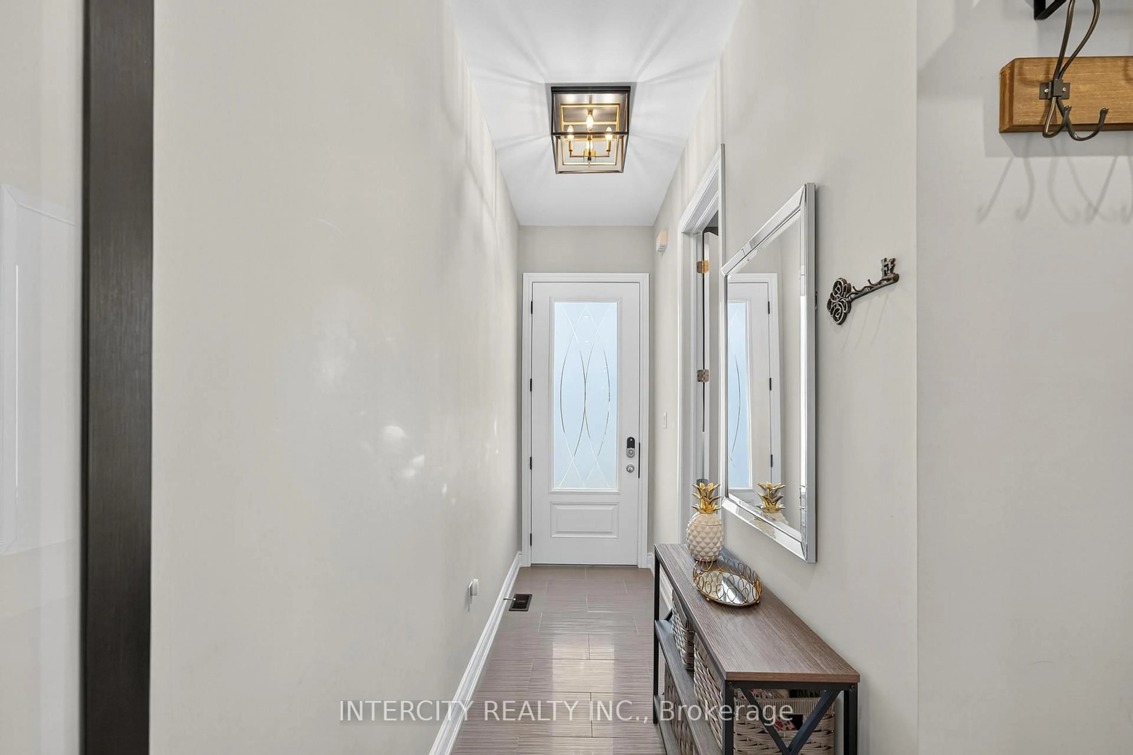 Indoor entryway for 14 Great Heron Crt, King Ontario L7B 0P4