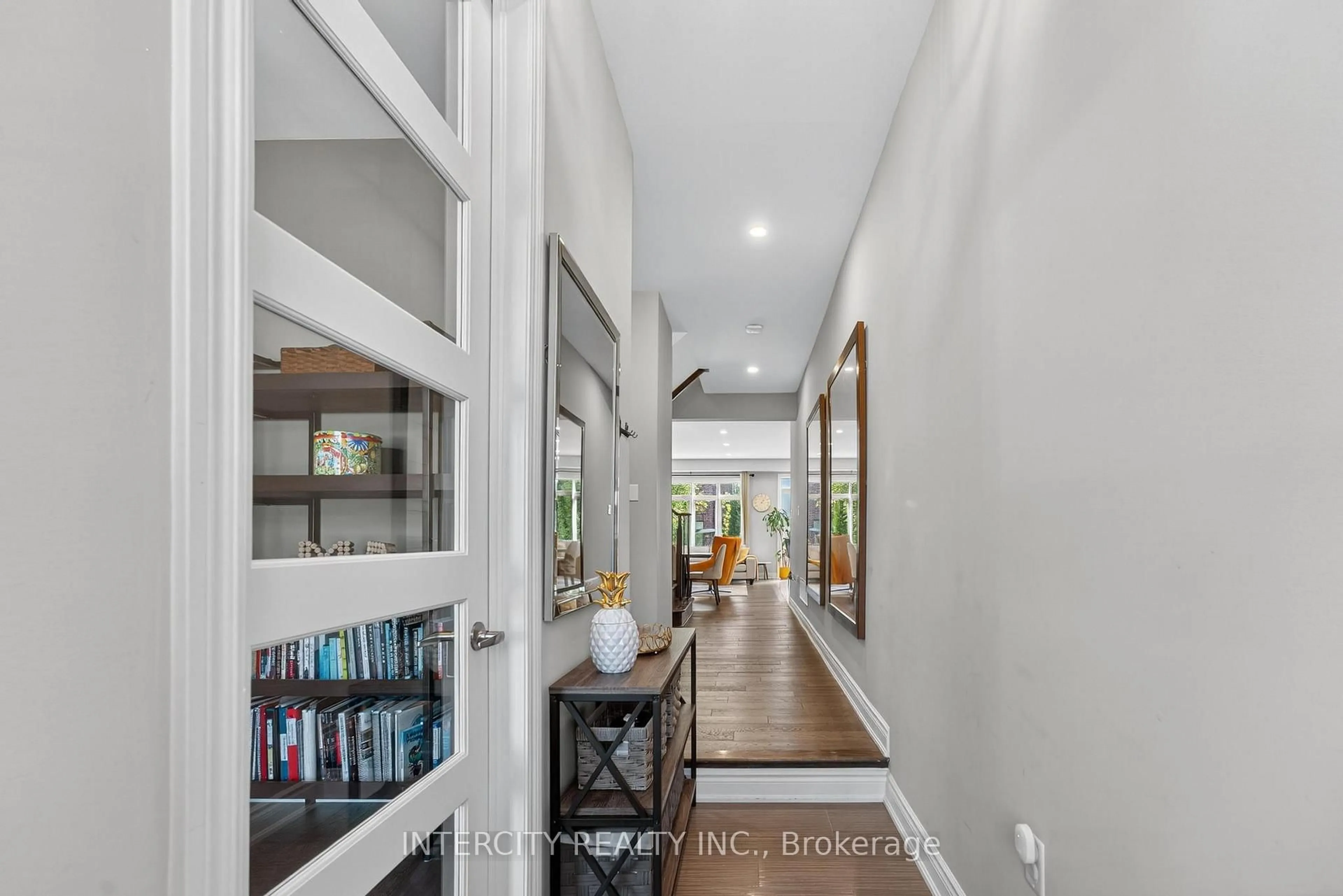 Indoor entryway for 14 Great Heron Crt, King Ontario L7B 0P4