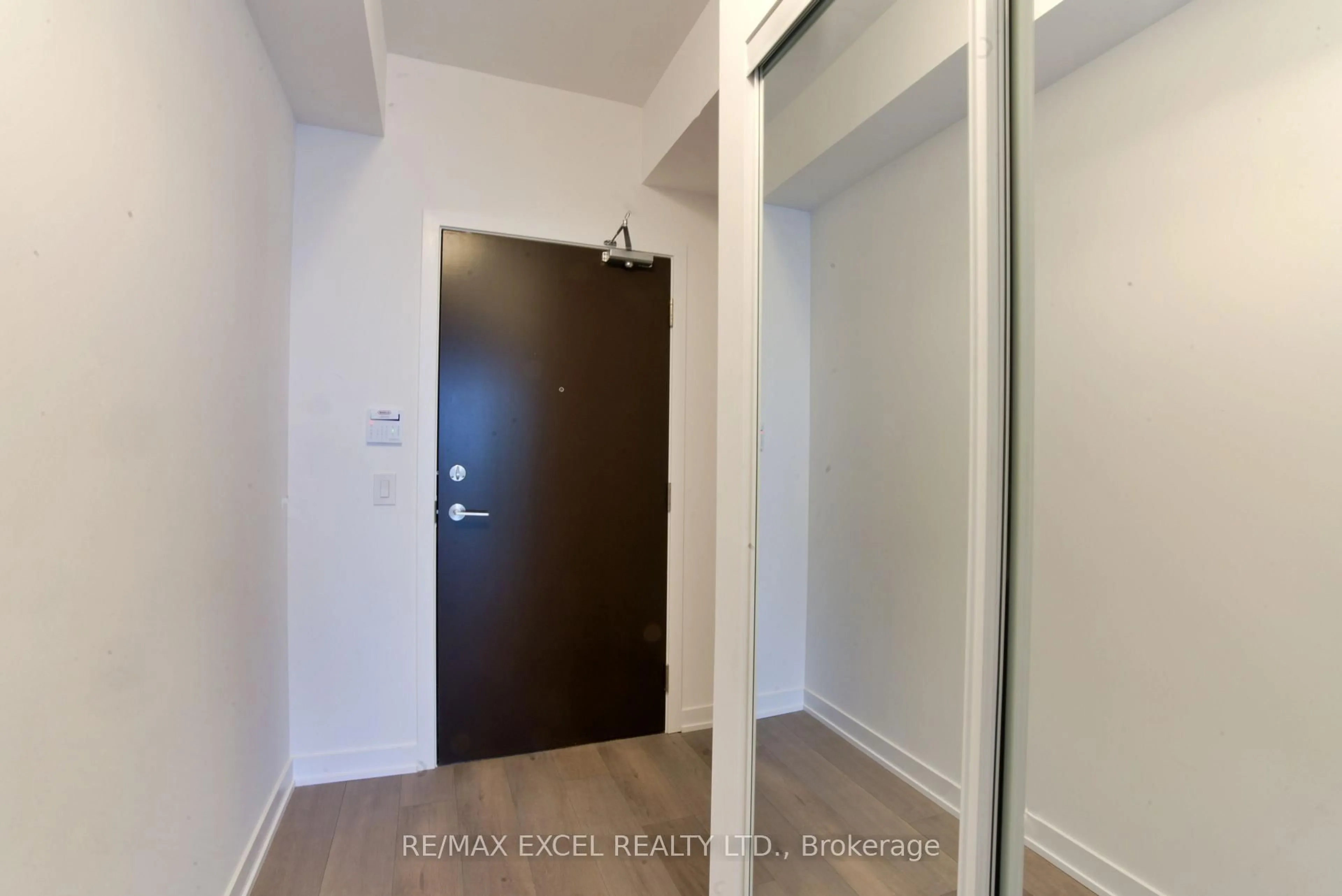 Indoor entryway for 38 Honeycrisp Cres #1102, Vaughan Ontario L4K 0M8