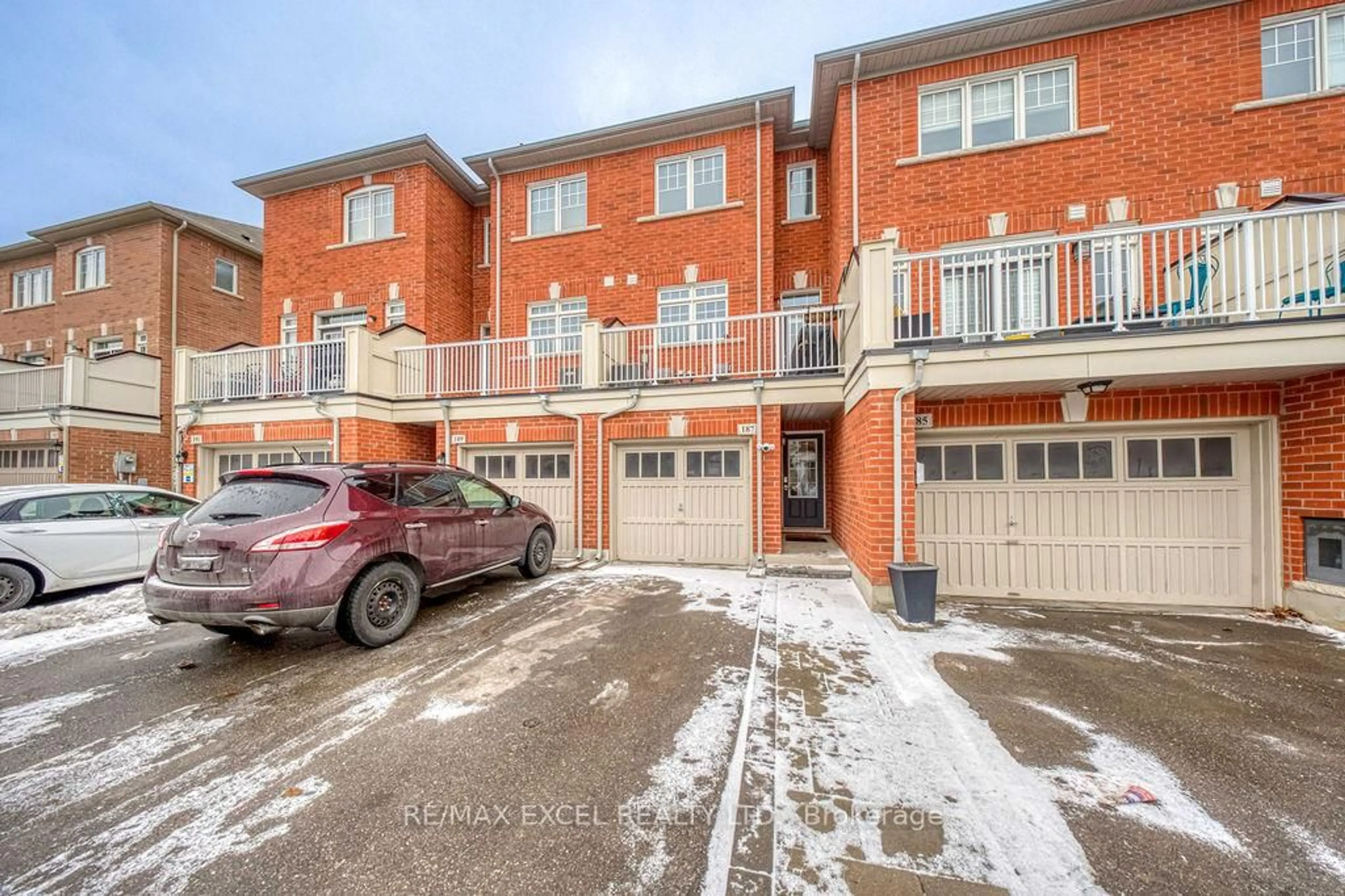 A pic from outside/outdoor area/front of a property/back of a property/a pic from drone, street for 187 Dundas Way, Markham Ontario L6E 0T1