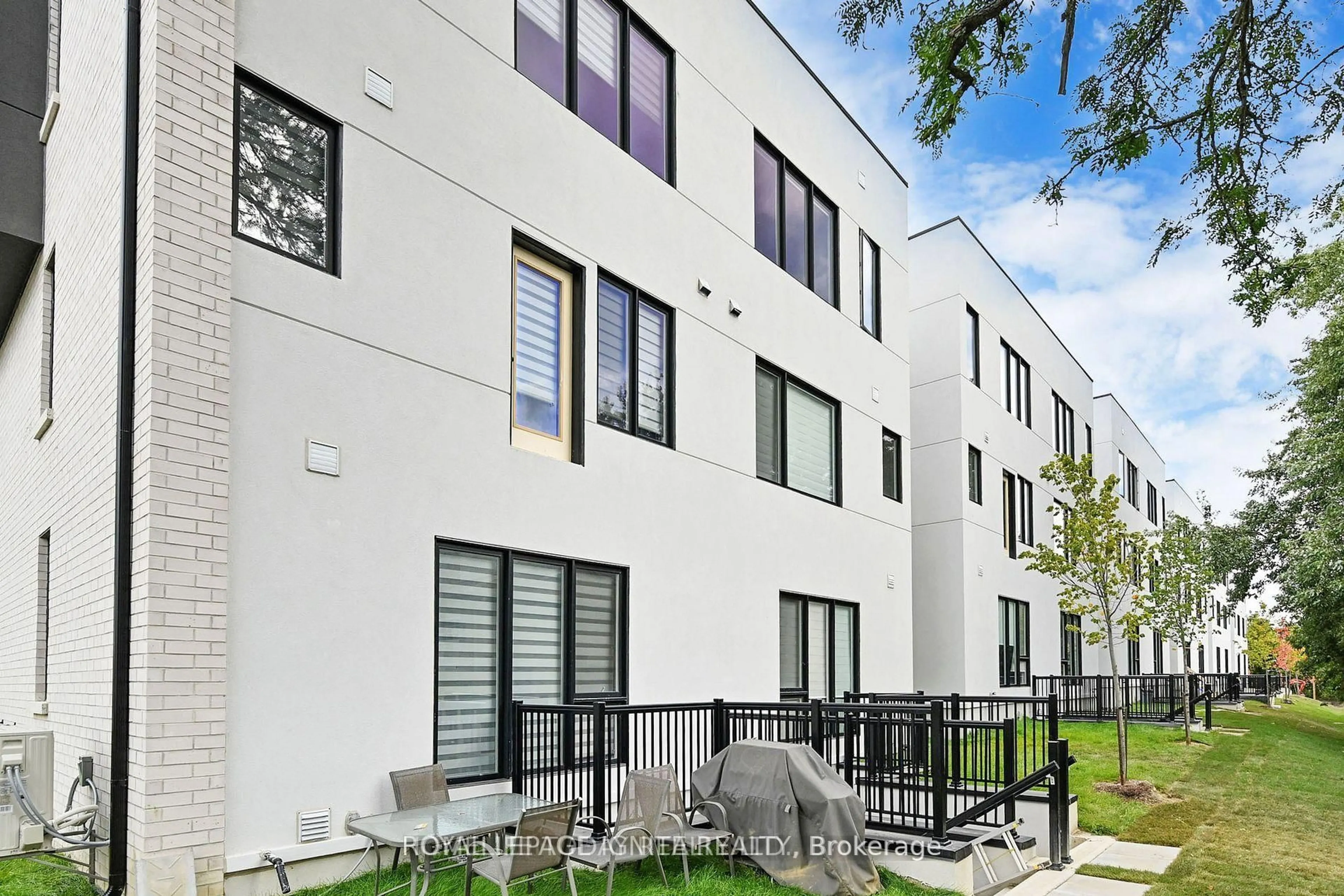 Patio, street for 6 Persica St, Richmond Hill Ontario L4E 1L3