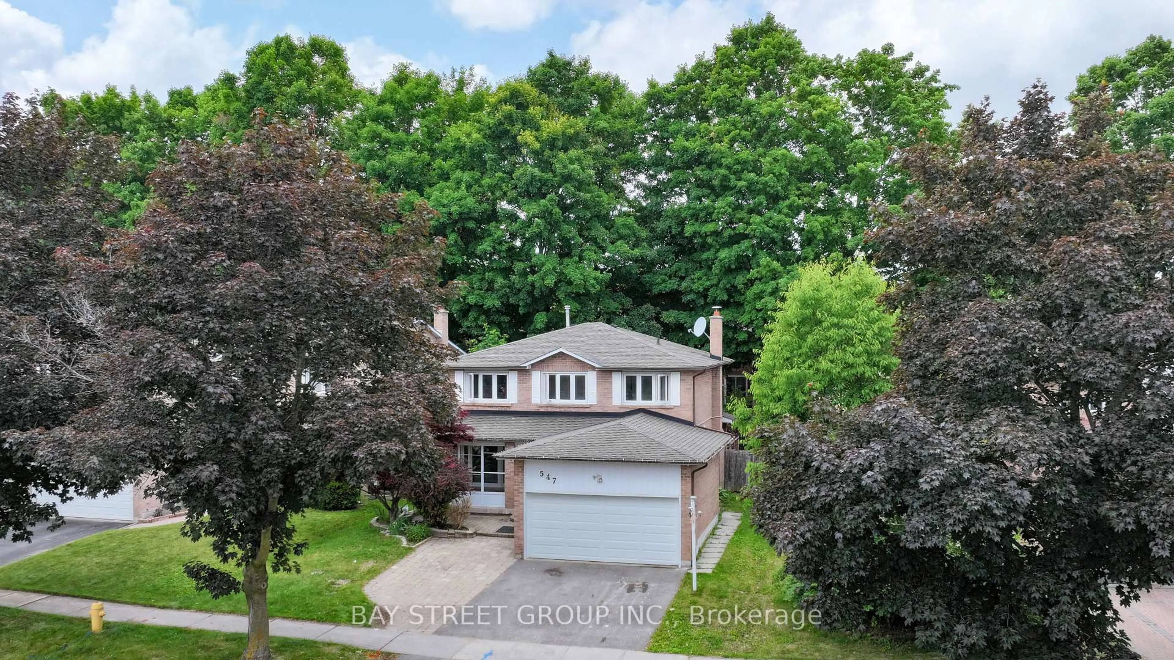 A pic from outside/outdoor area/front of a property/back of a property/a pic from drone, street for 547 Raymerville Dr, Markham Ontario L3P 6G3