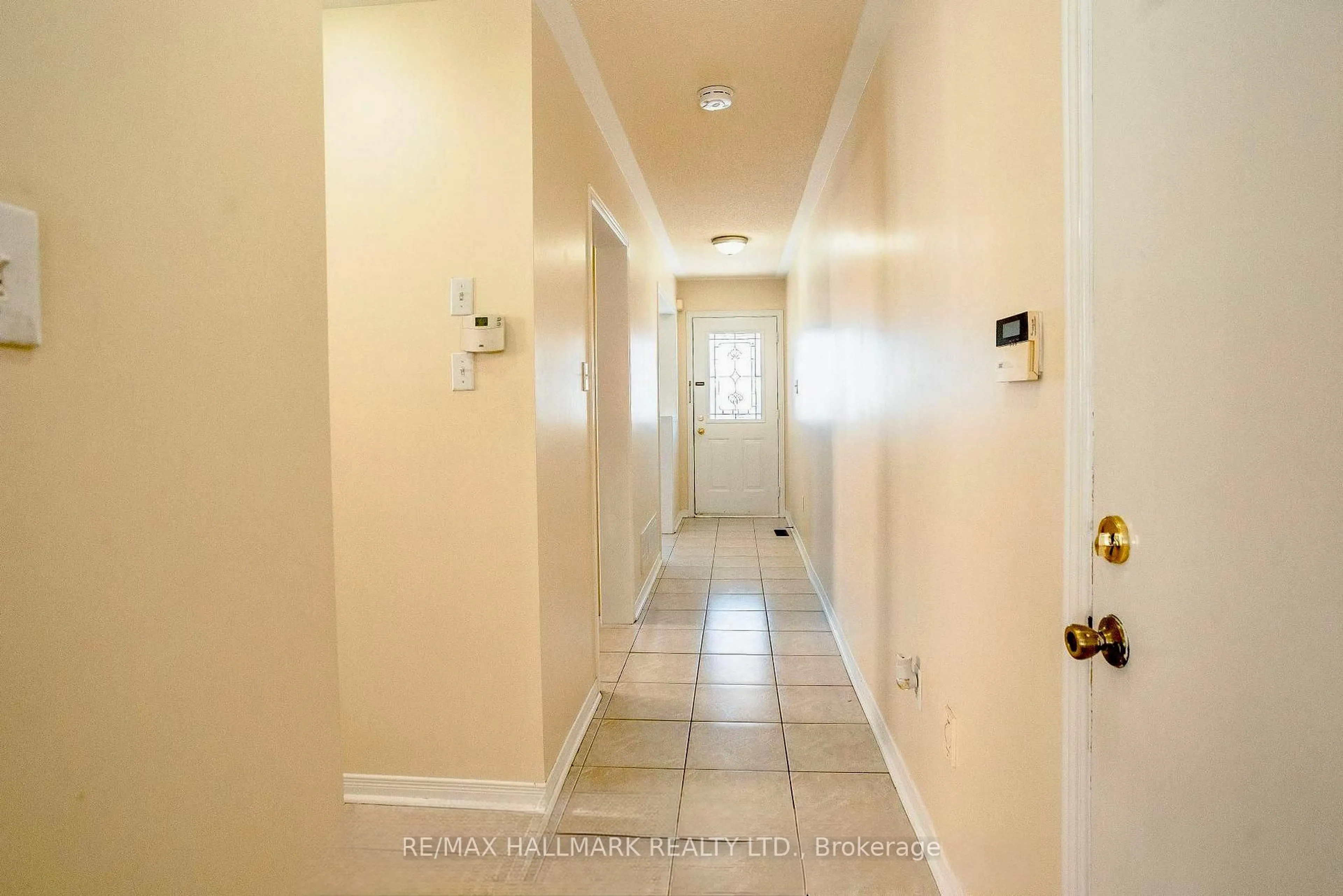 Indoor entryway for 384 Flagstone Way, Newmarket Ontario L3X 2R3