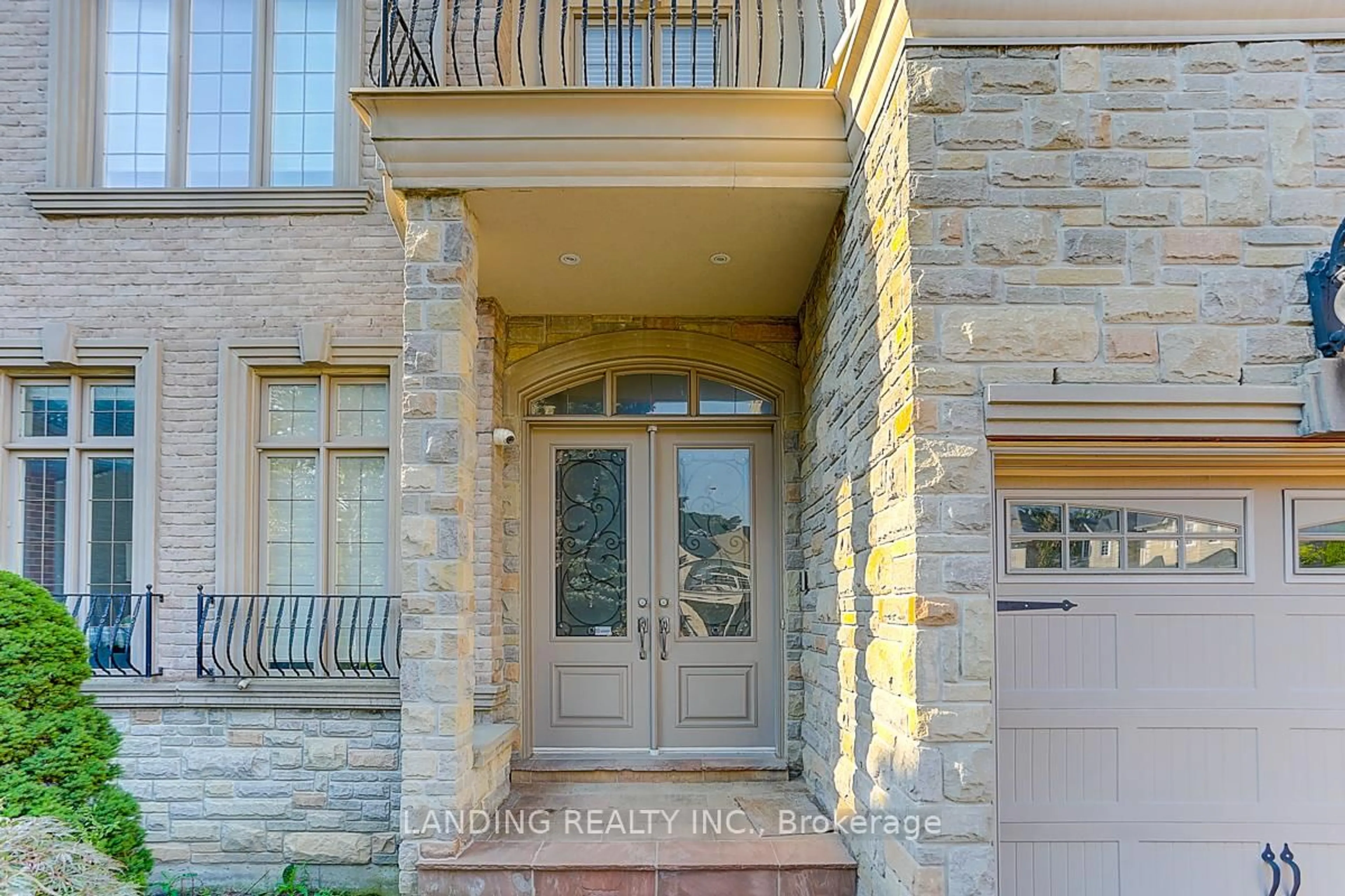 Indoor entryway for 33 Winterport Crt, Richmond Hill Ontario L4C 9V6