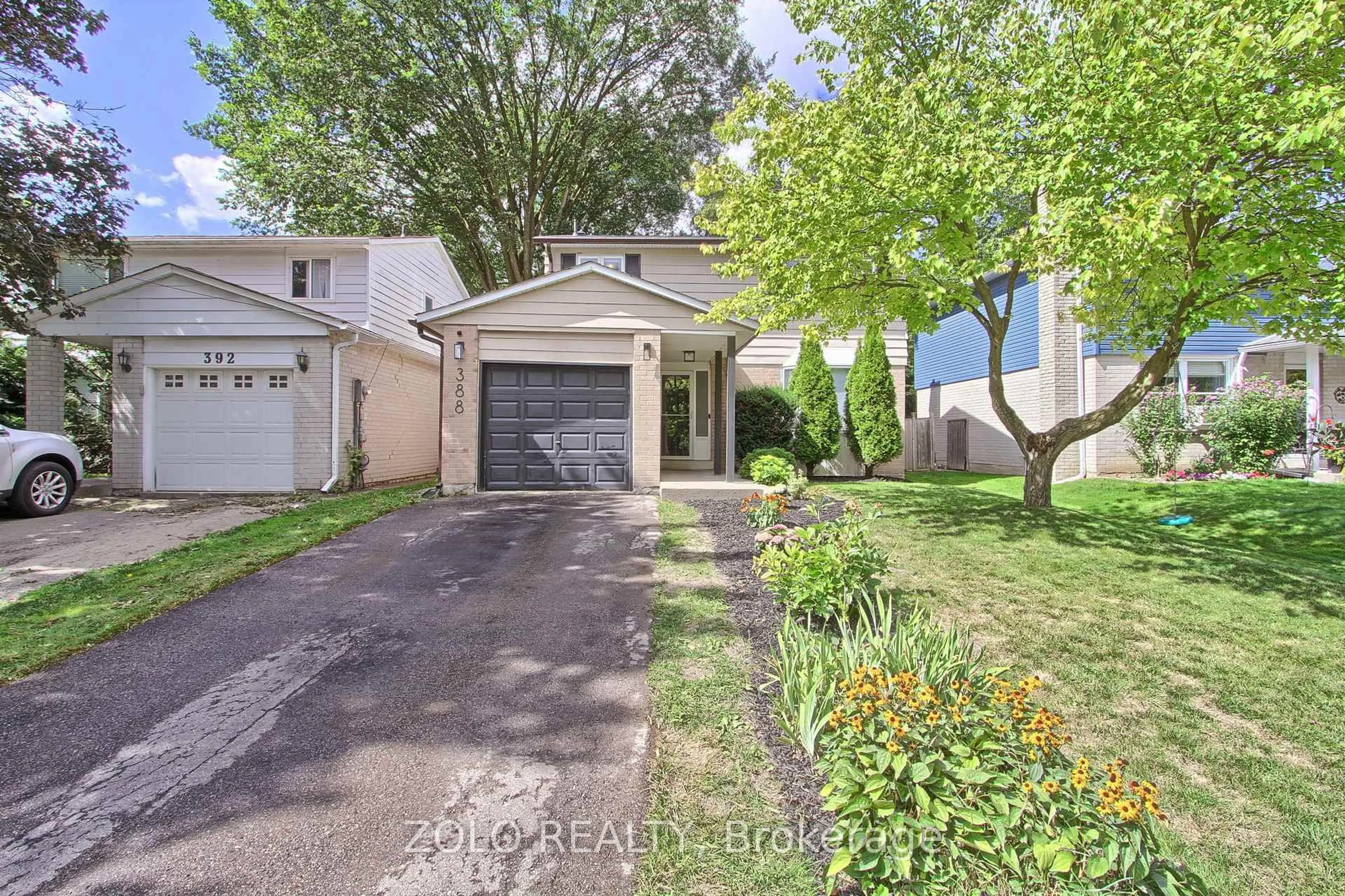 A pic from outside/outdoor area/front of a property/back of a property/a pic from drone, street for 388 Terry Dr, Newmarket Ontario L3Y 5E7
