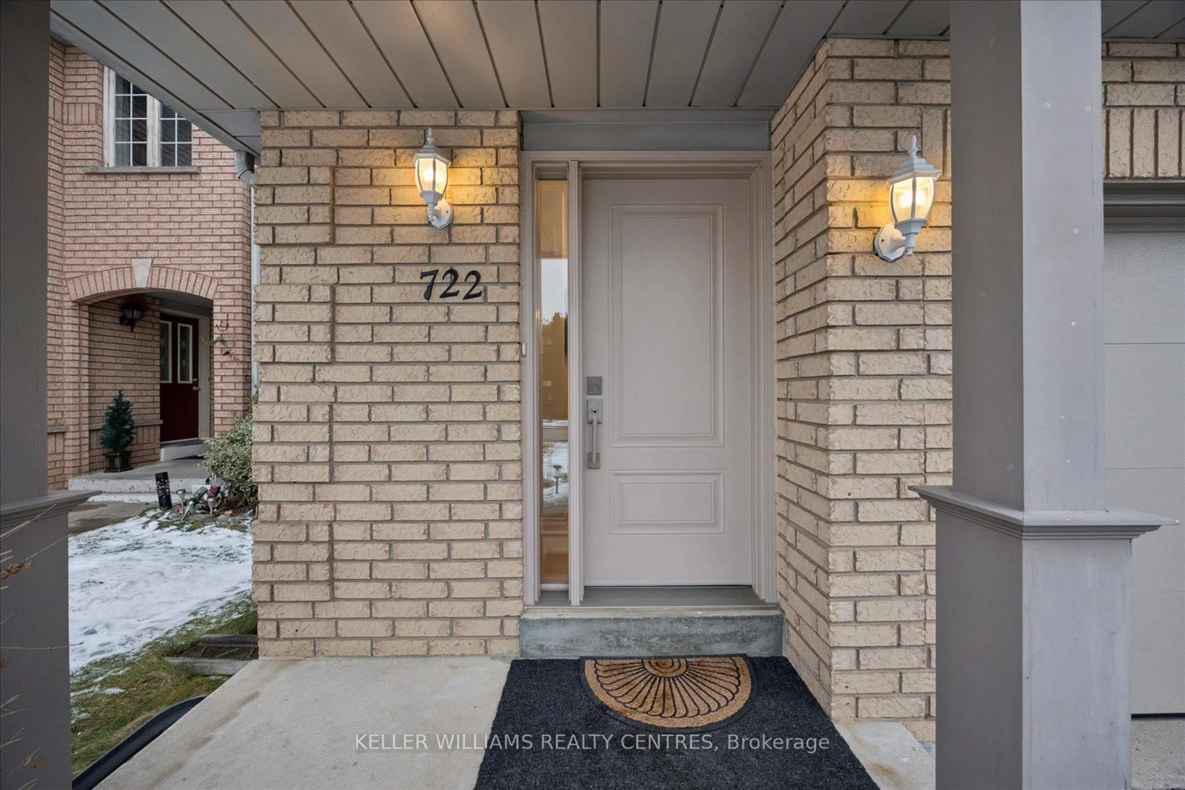 Indoor entryway for 722 Walpole Cres, Newmarket Ontario L3X 2B1