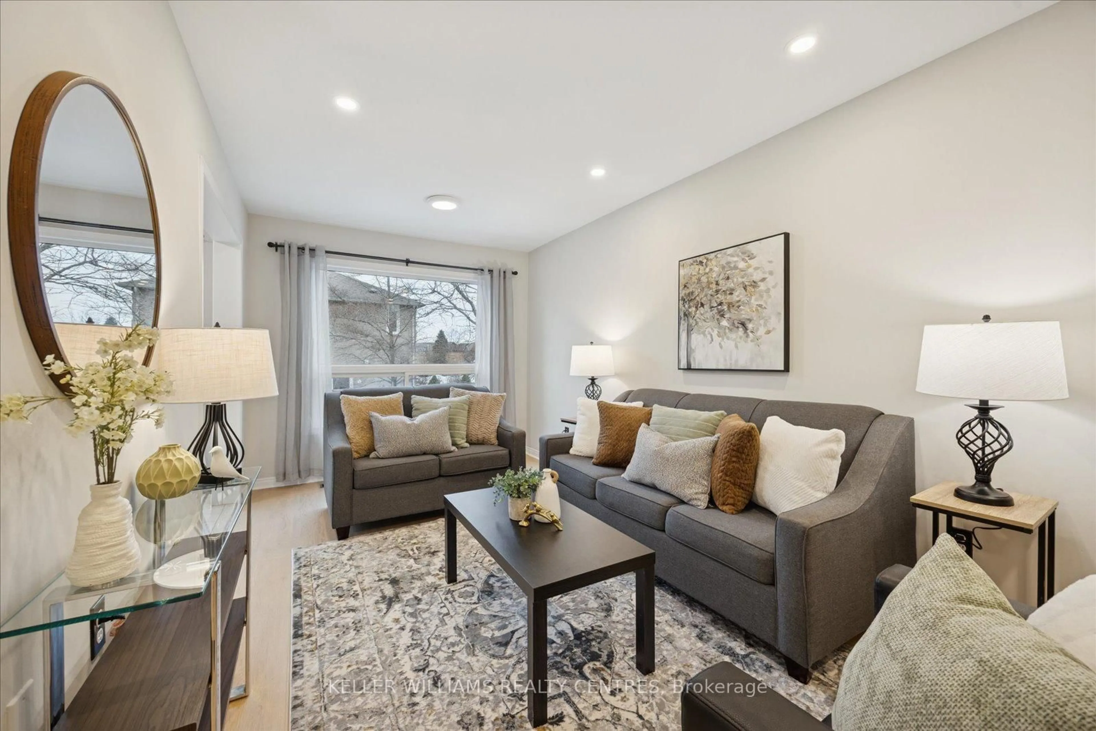 Living room with furniture, unknown for 722 Walpole Cres, Newmarket Ontario L3X 2B1