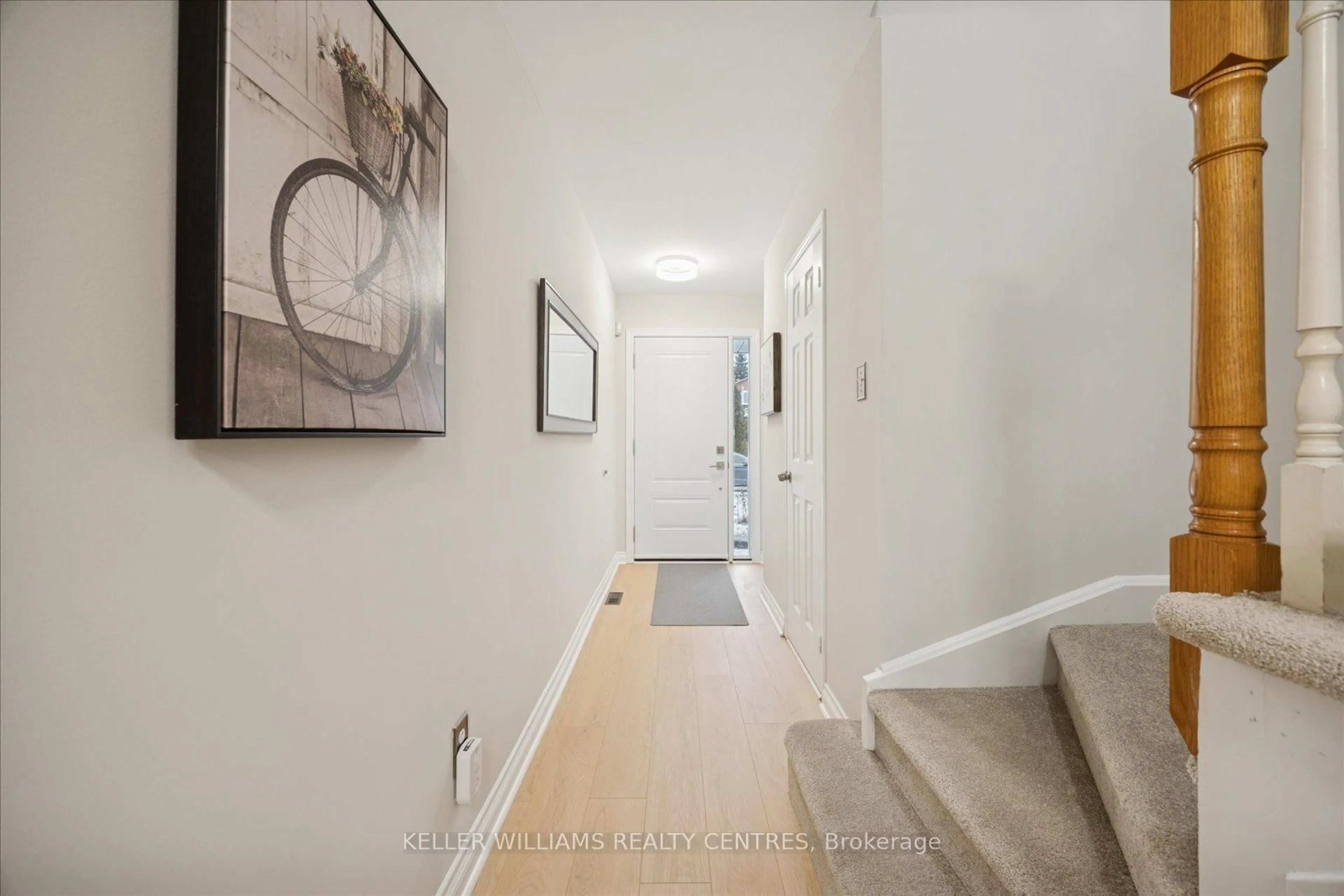 Indoor entryway for 722 Walpole Cres, Newmarket Ontario L3X 2B1