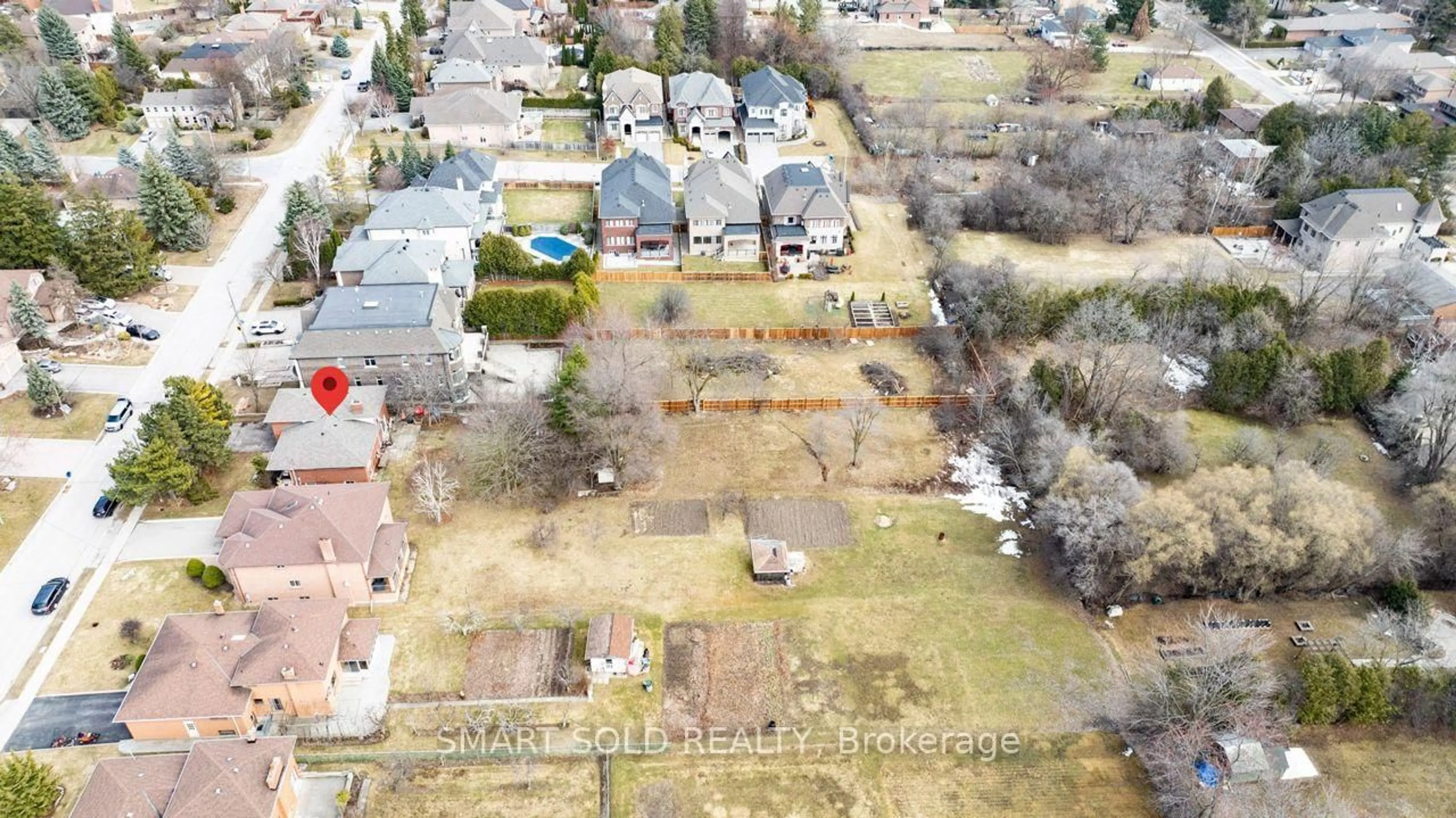 A pic from outside/outdoor area/front of a property/back of a property/a pic from drone, street for 75 Stockdale Cres, Richmond Hill Ontario L4C 3T1