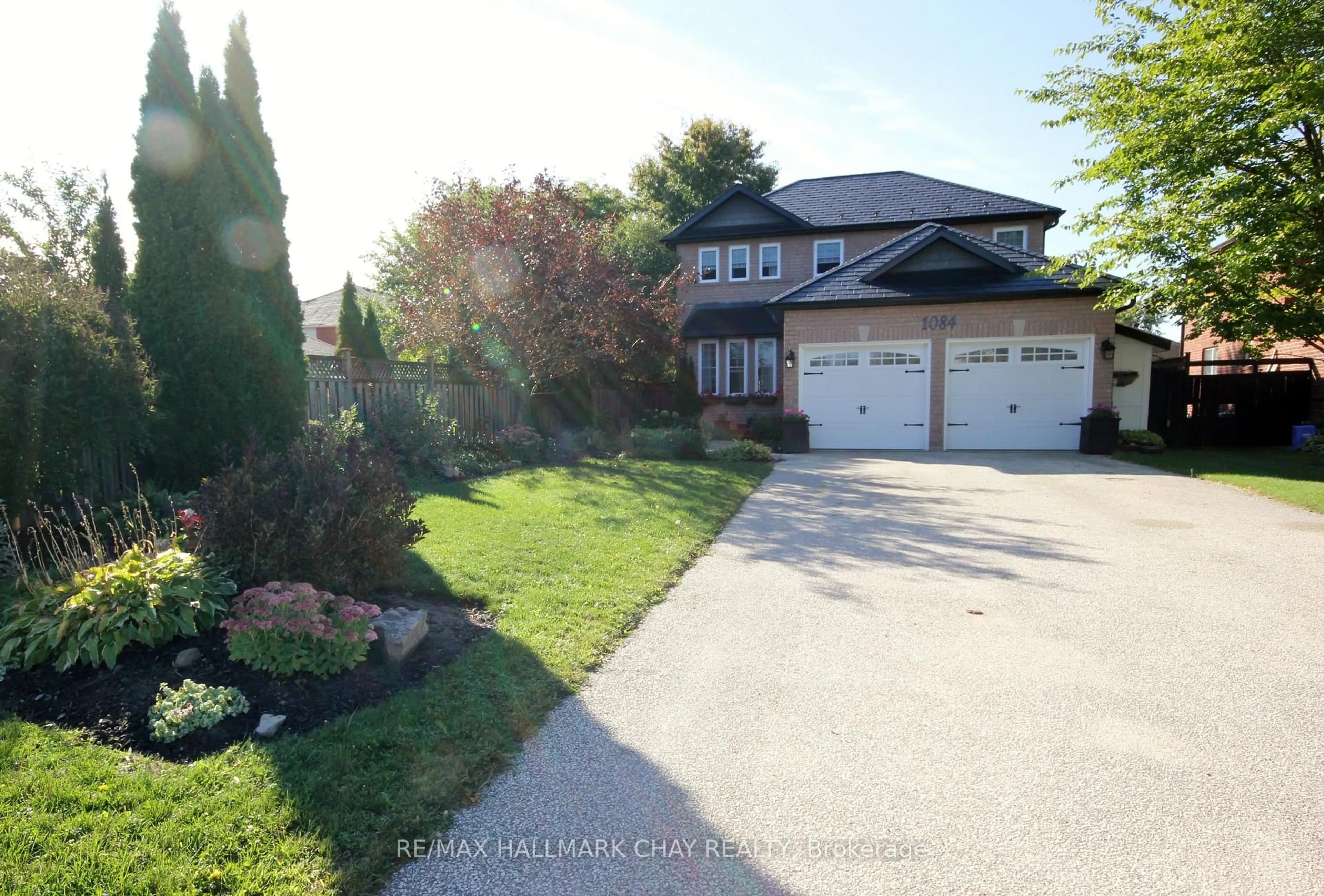 A pic from outside/outdoor area/front of a property/back of a property/a pic from drone, street for 1084 Winnifred Crt, Innisfil Ontario L9S 2B3