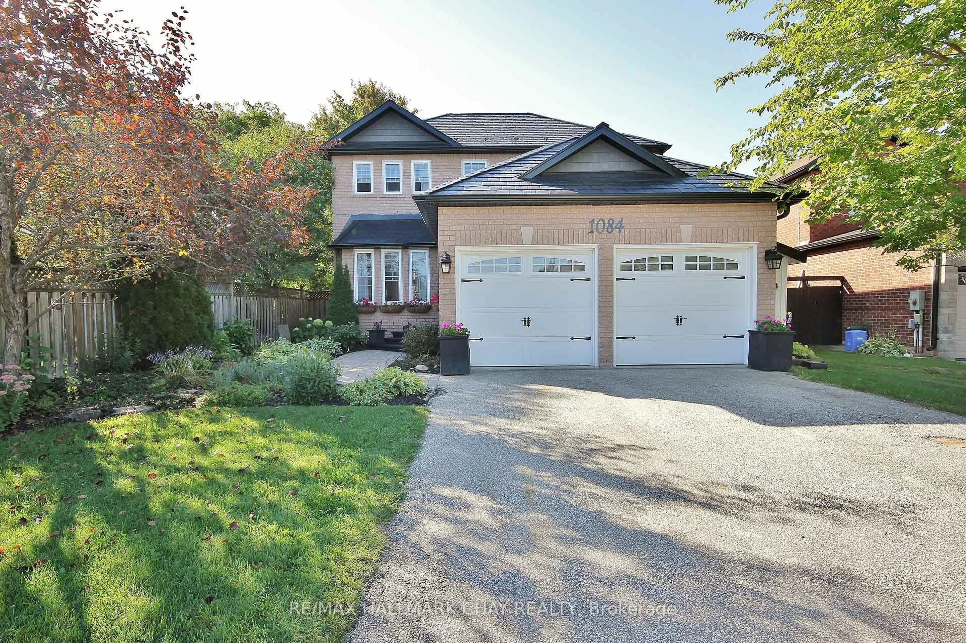 Home with brick exterior material, street for 1084 Winnifred Crt, Innisfil Ontario L9S 2B3