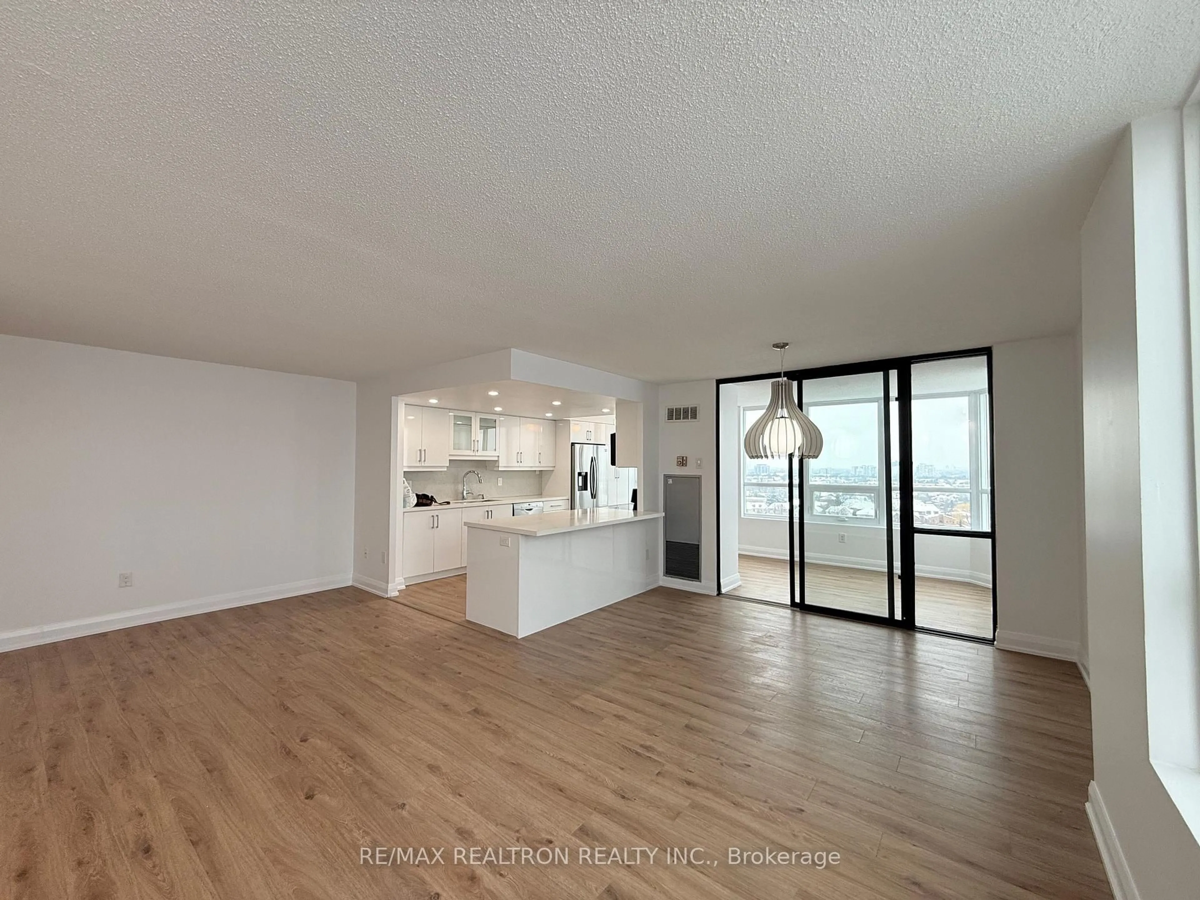 Open concept kitchen, wood/laminate floor for 7601 Bathurst St #1106, Vaughan Ontario L4J 4H5