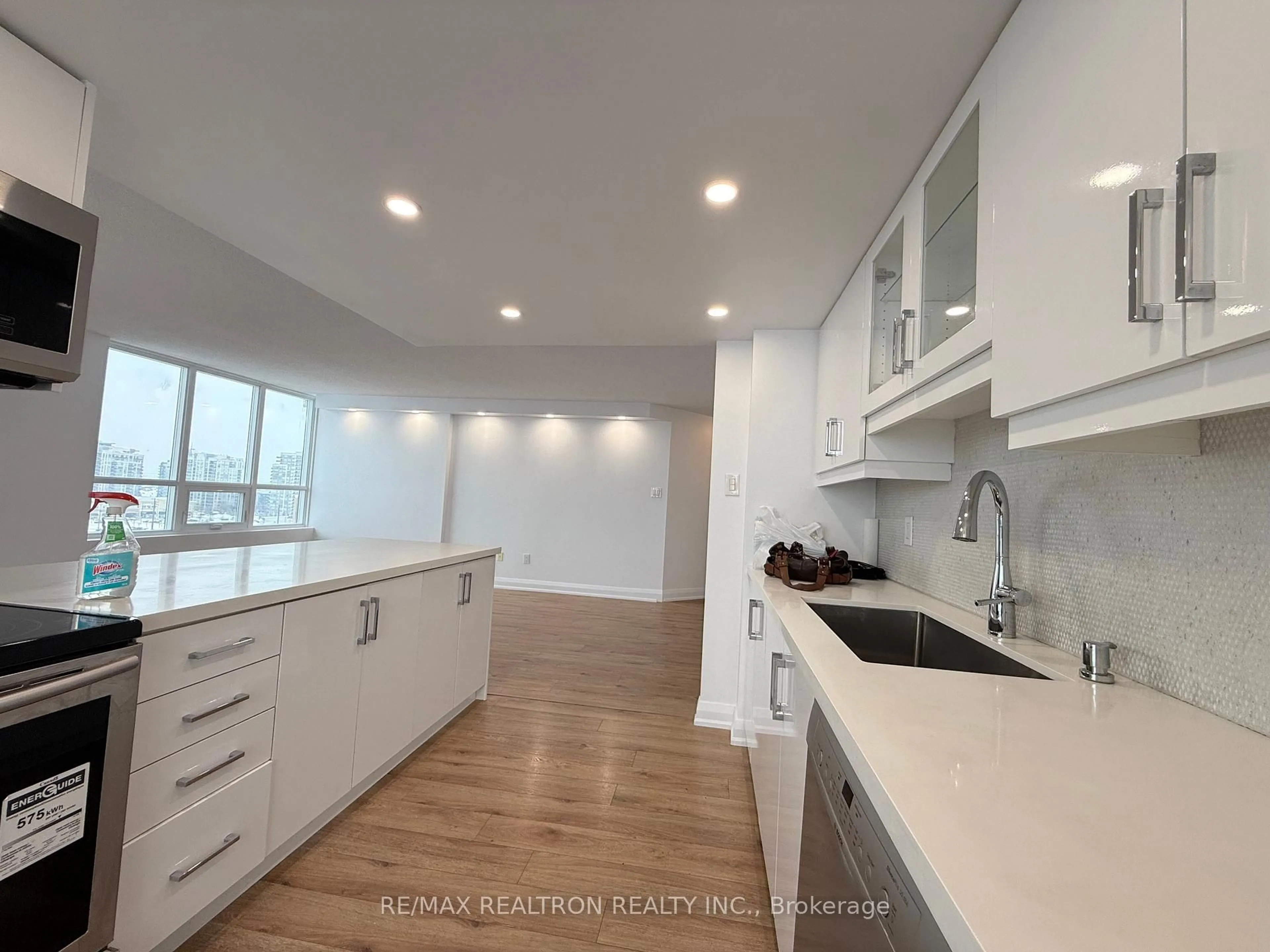 Open concept kitchen, ceramic/tile floor for 7601 Bathurst St #1106, Vaughan Ontario L4J 4H5