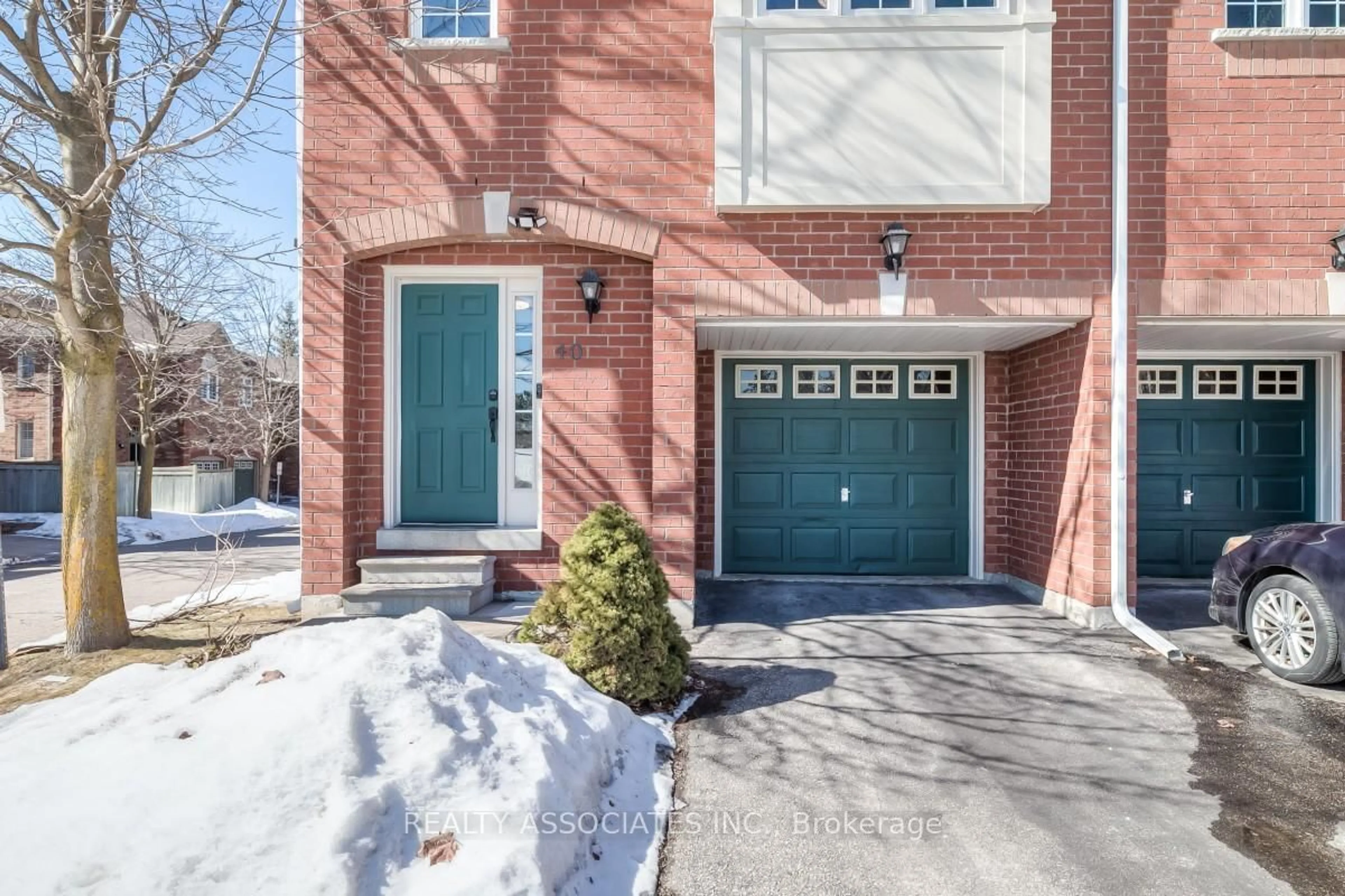 Home with brick exterior material, street for 40 Sandlewood Crt #28, Aurora Ontario L4G 7M9