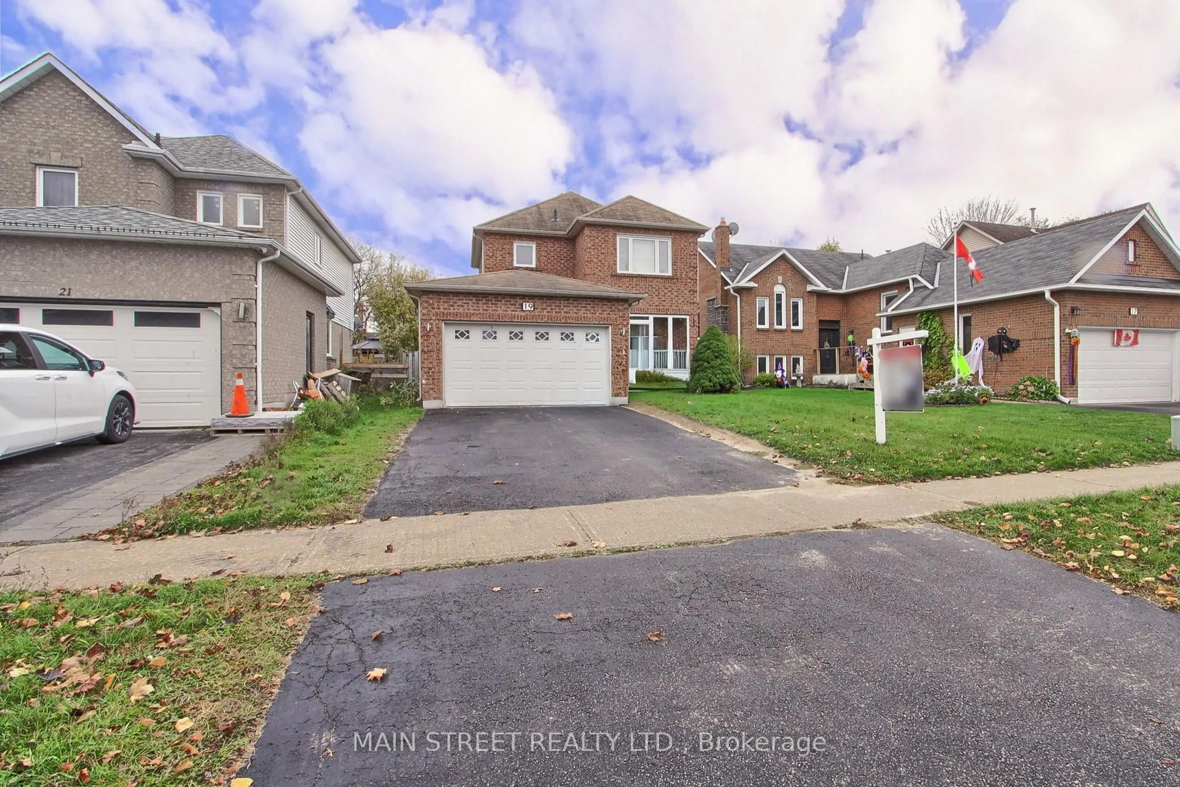 A pic from outside/outdoor area/front of a property/back of a property/a pic from drone, street for 19 Natanya Blvd, Georgina Ontario L4P 3R6
