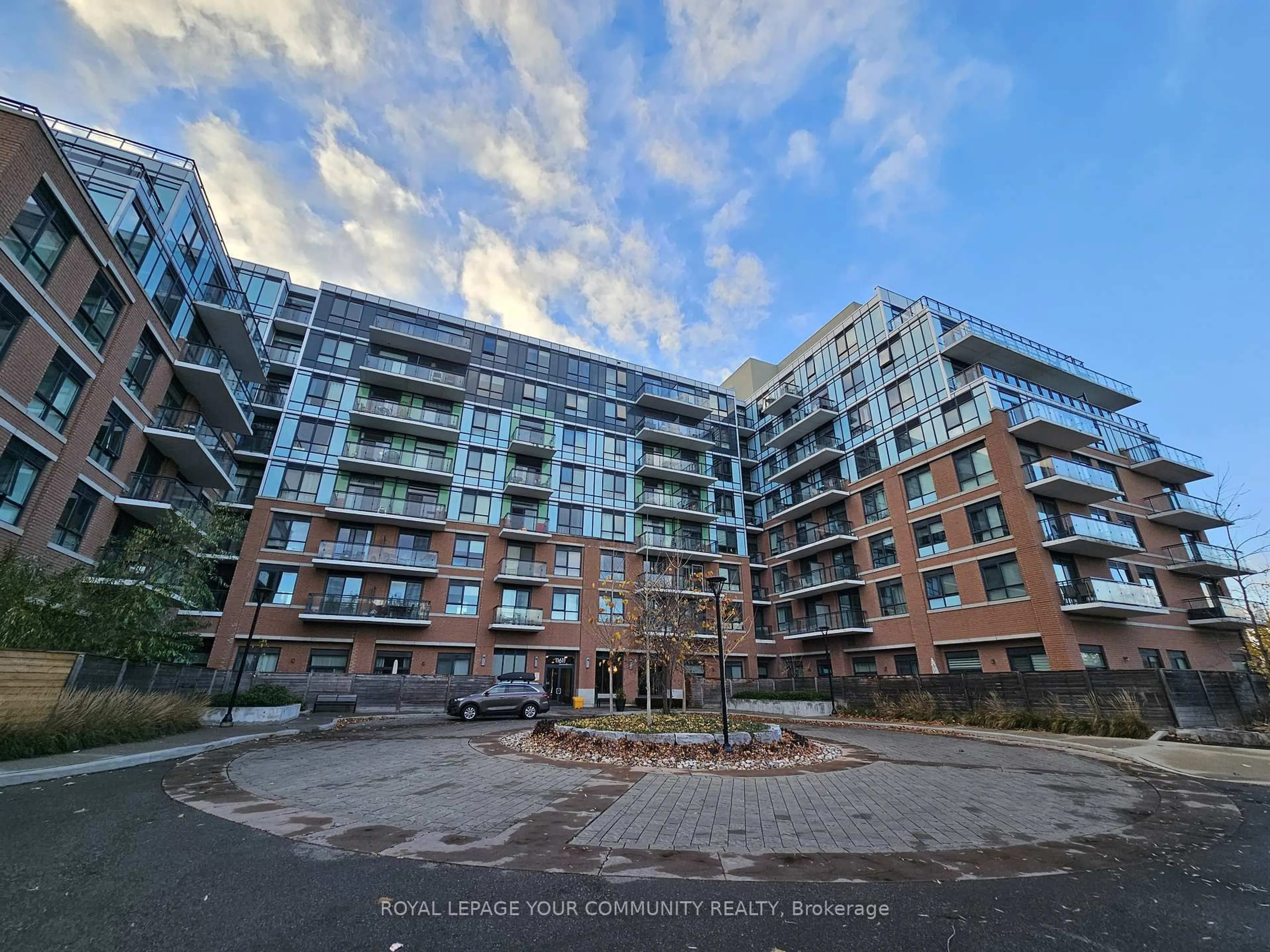 A pic from outside/outdoor area/front of a property/back of a property/a pic from drone, building for 11611 Yonge St #726, Richmond Hill Ontario L4E 1G2