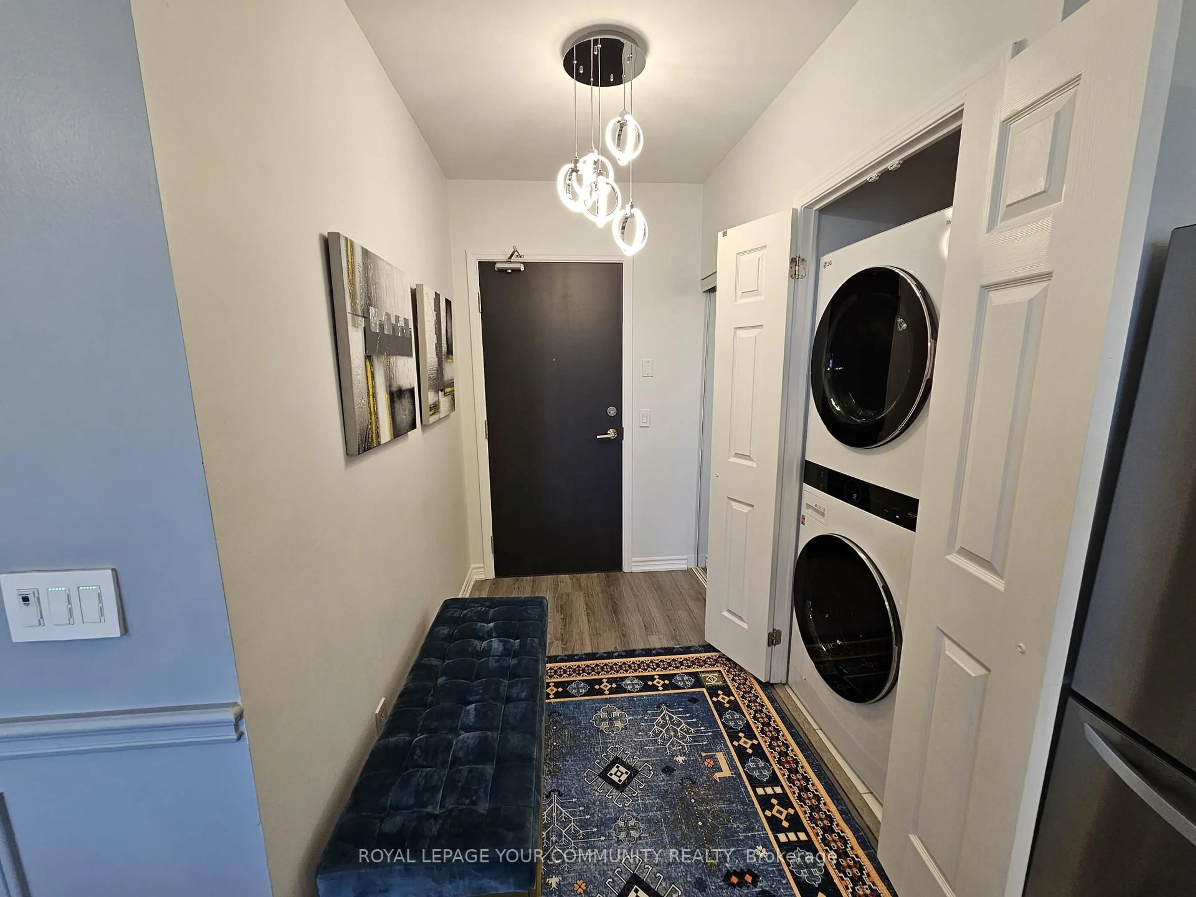 Indoor entryway for 11611 Yonge St #726, Richmond Hill Ontario L4E 1G2