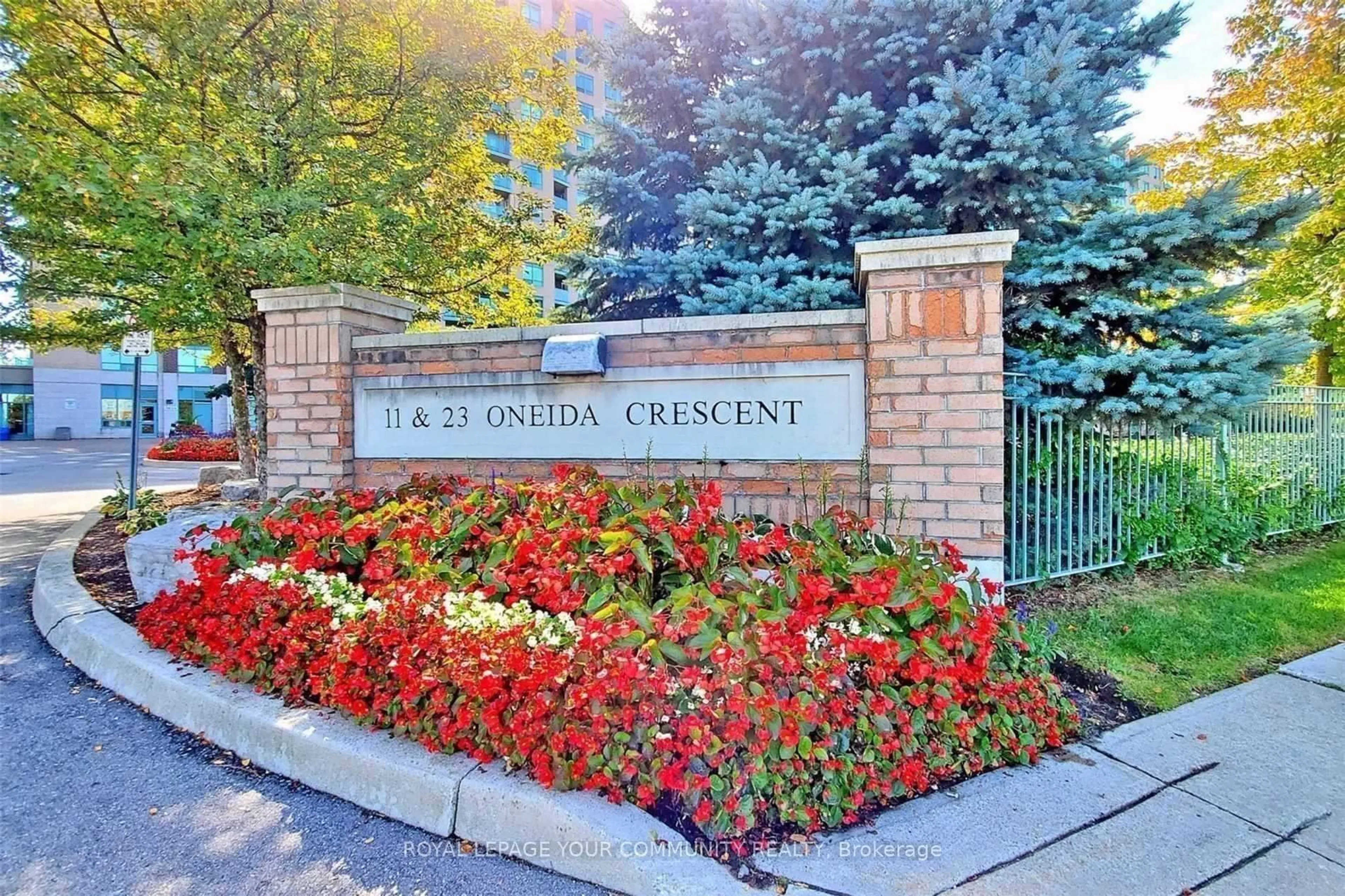 Indoor foyer for 11 Oneida Cres #1004, Richmond Hill Ontario L4B 0A1