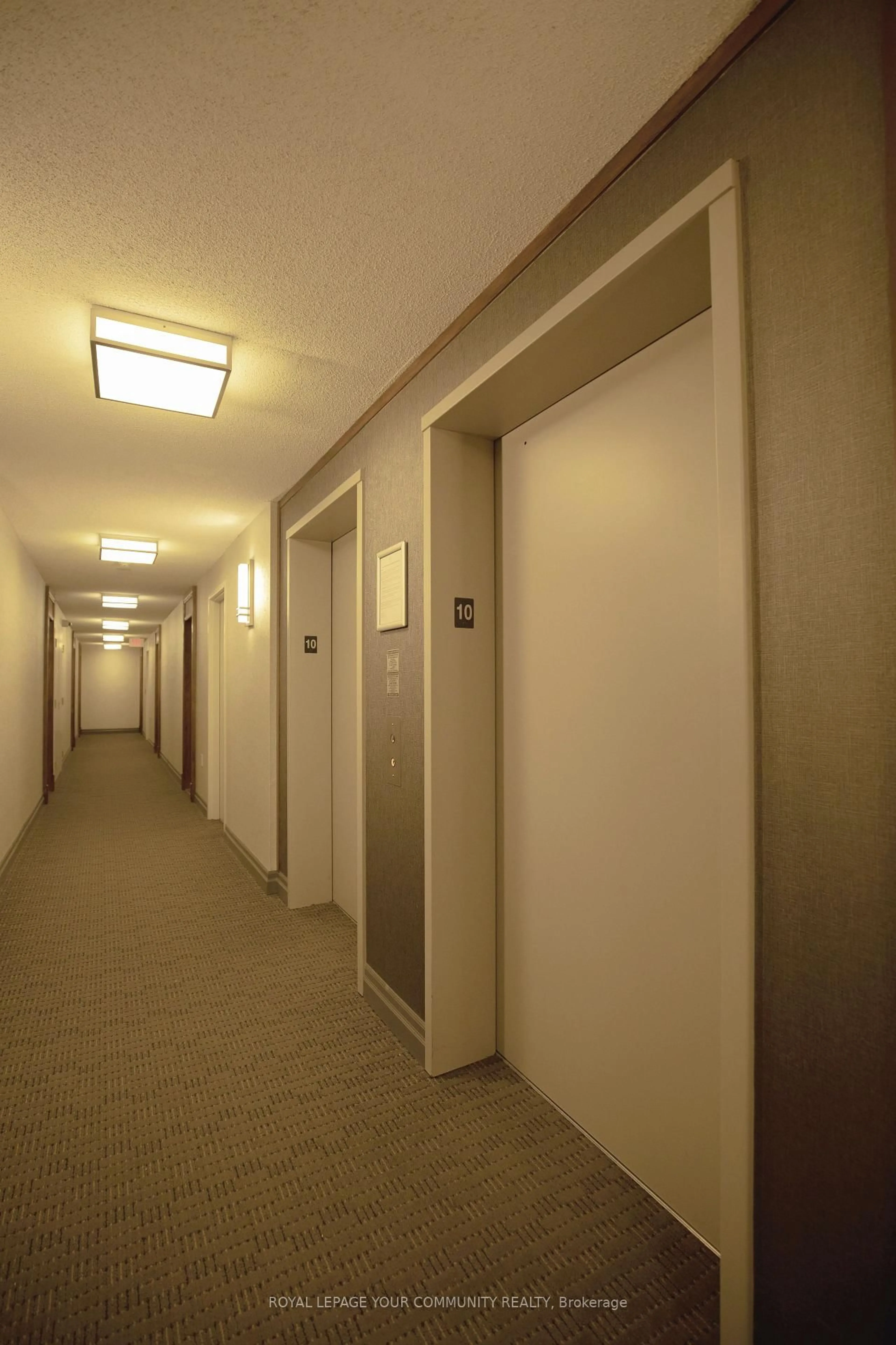 Indoor foyer for 11 Oneida Cres #1004, Richmond Hill Ontario L4B 0A1