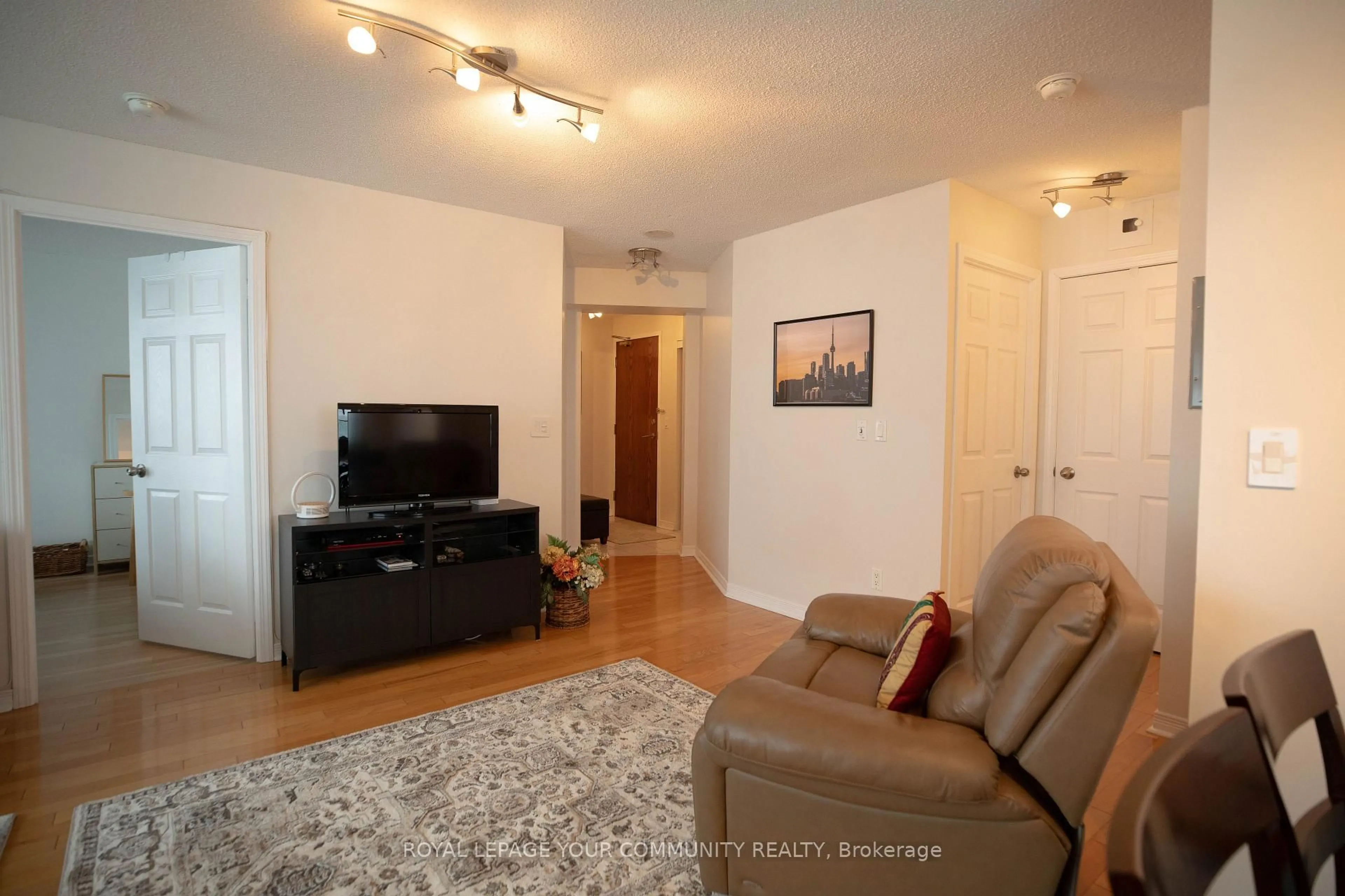 Living room with furniture, wood/laminate floor for 11 Oneida Cres #1004, Richmond Hill Ontario L4B 0A1