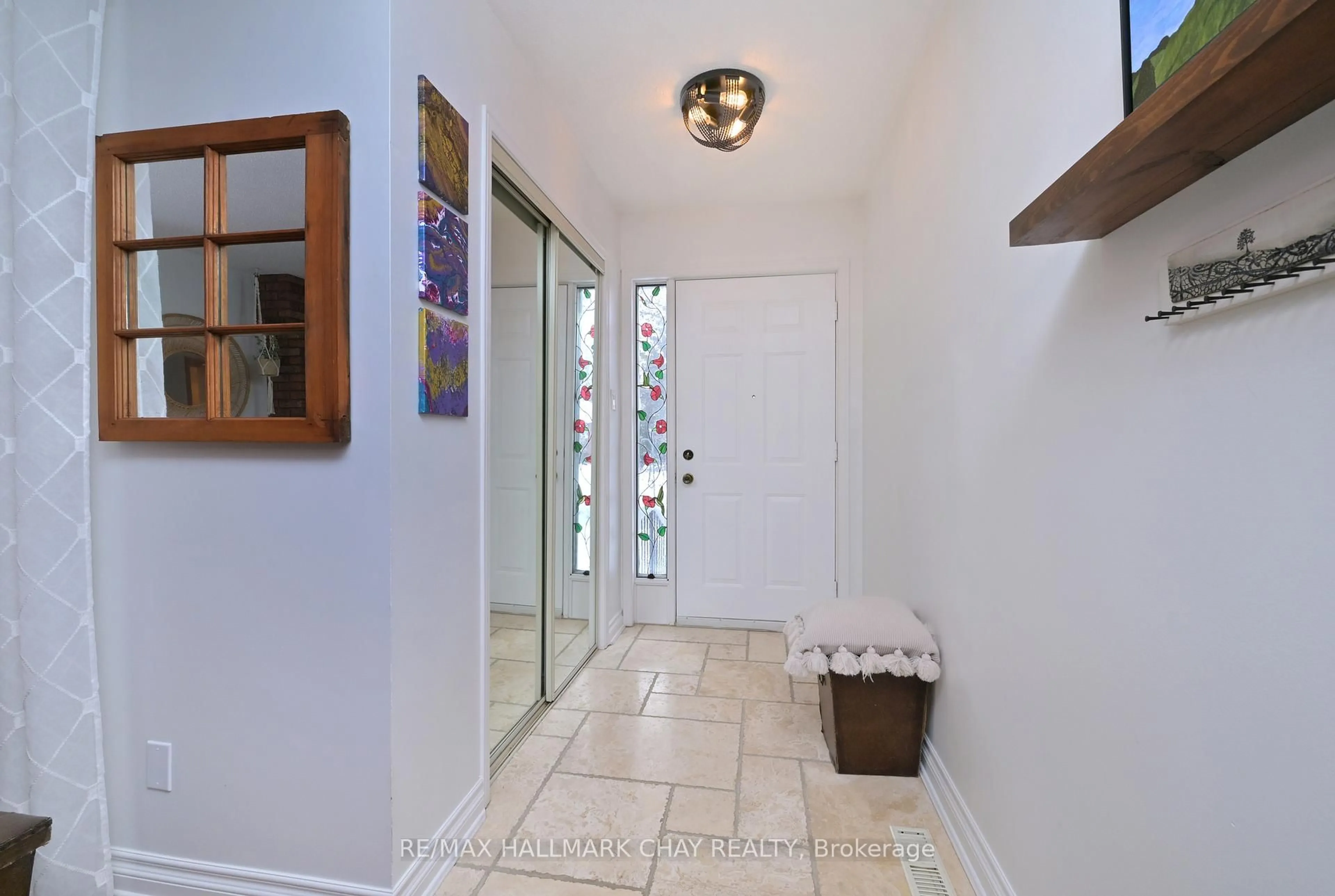 Indoor entryway for 16 Green Briar Rd, New Tecumseth Ontario L9R 1R5