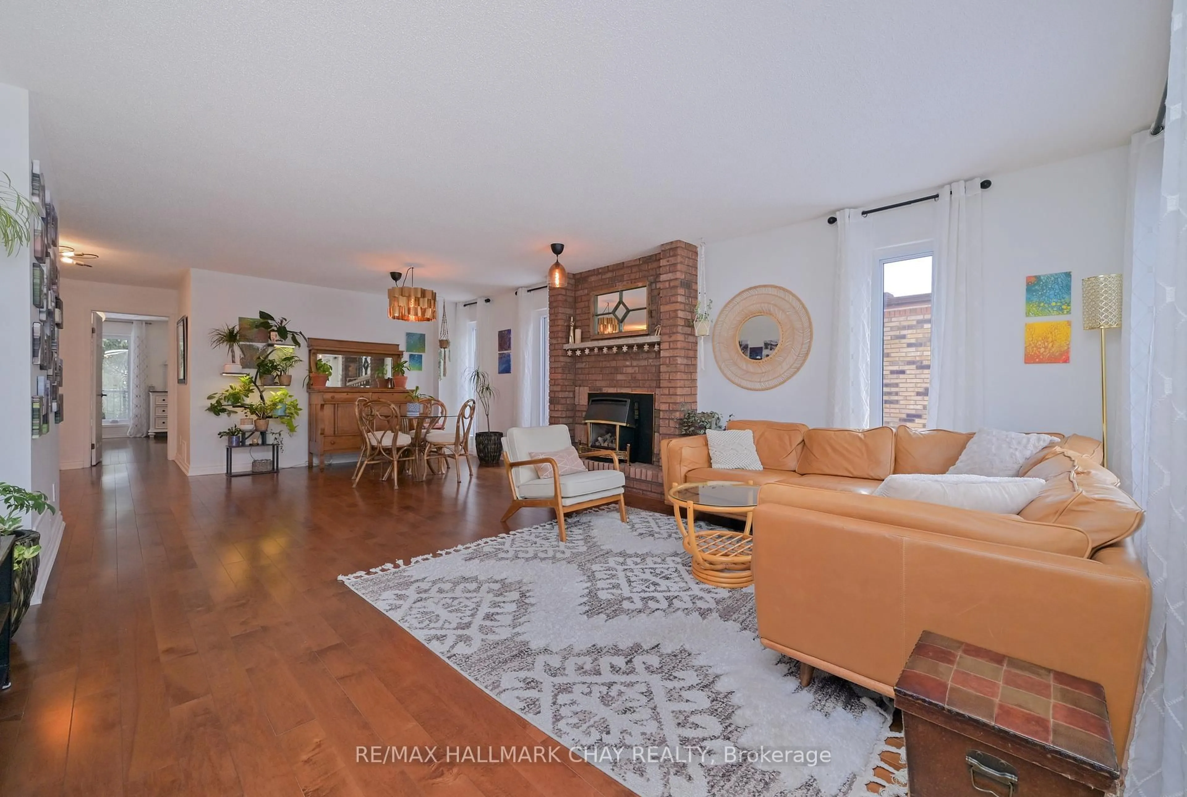 Living room with furniture, unknown for 16 Green Briar Rd, New Tecumseth Ontario L9R 1R5