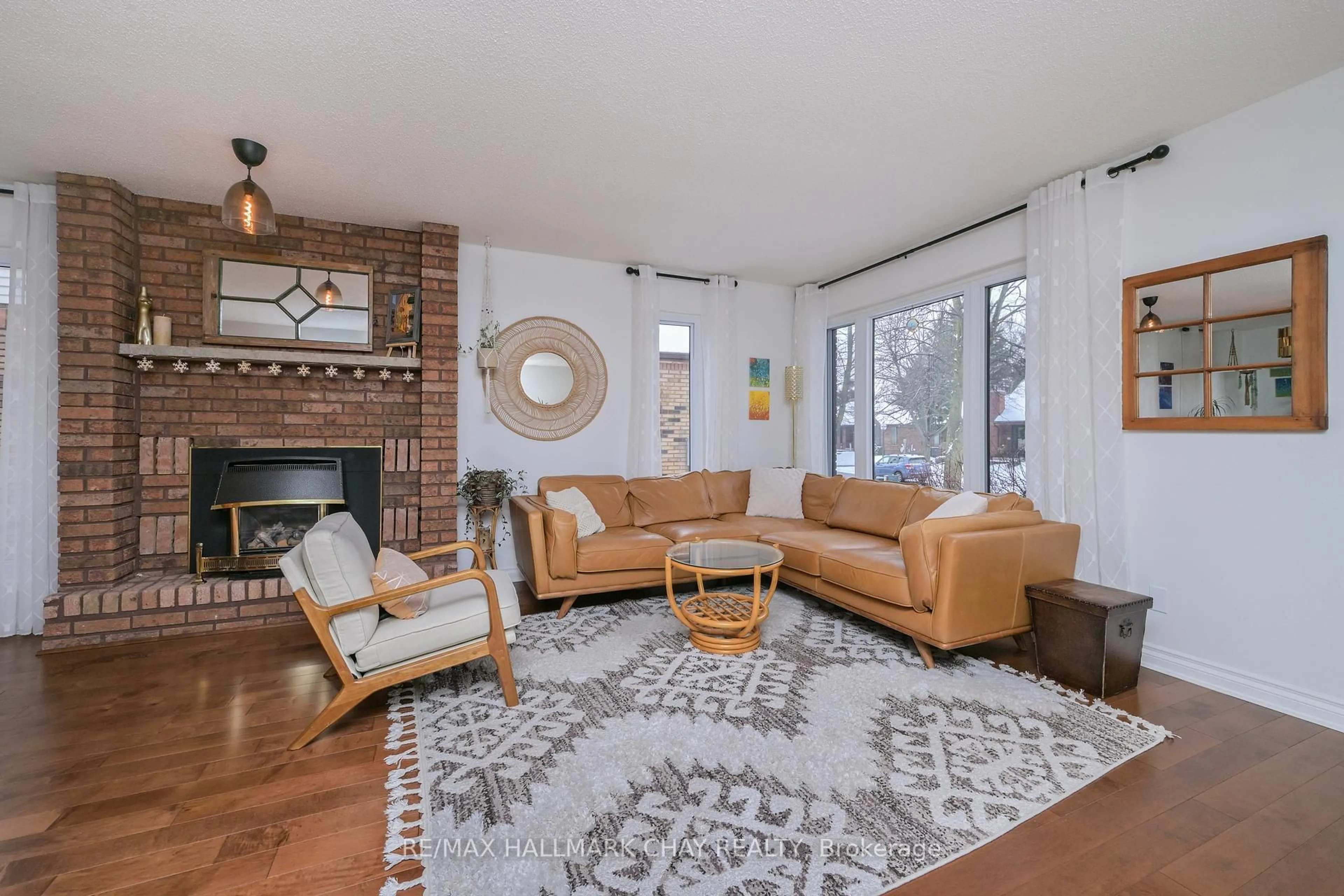 Living room with furniture, unknown for 16 Green Briar Rd, New Tecumseth Ontario L9R 1R5