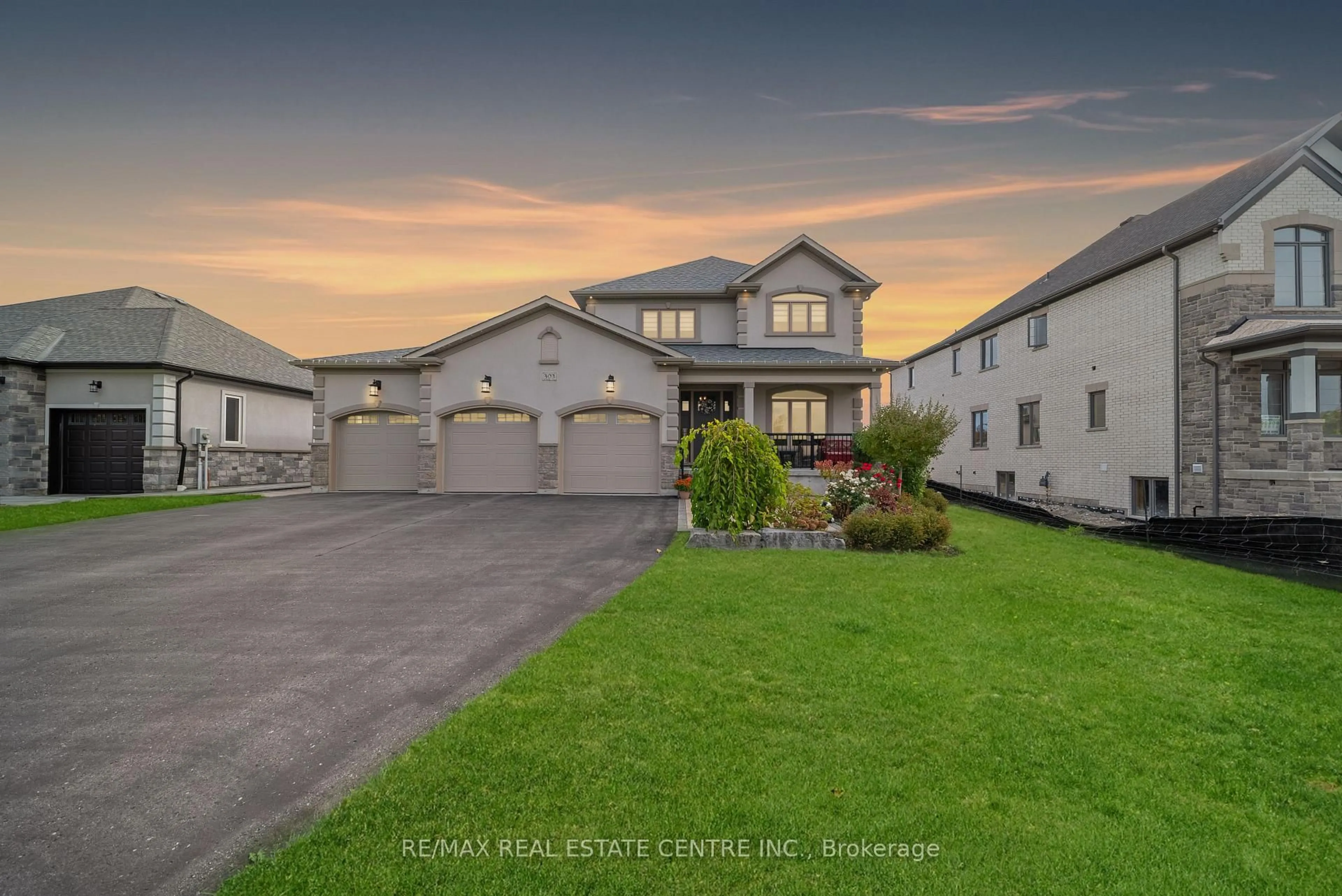A pic from outside/outdoor area/front of a property/back of a property/a pic from drone, unknown for 303 Sunnybrae Ave, Innisfil Ontario L9S 1E5