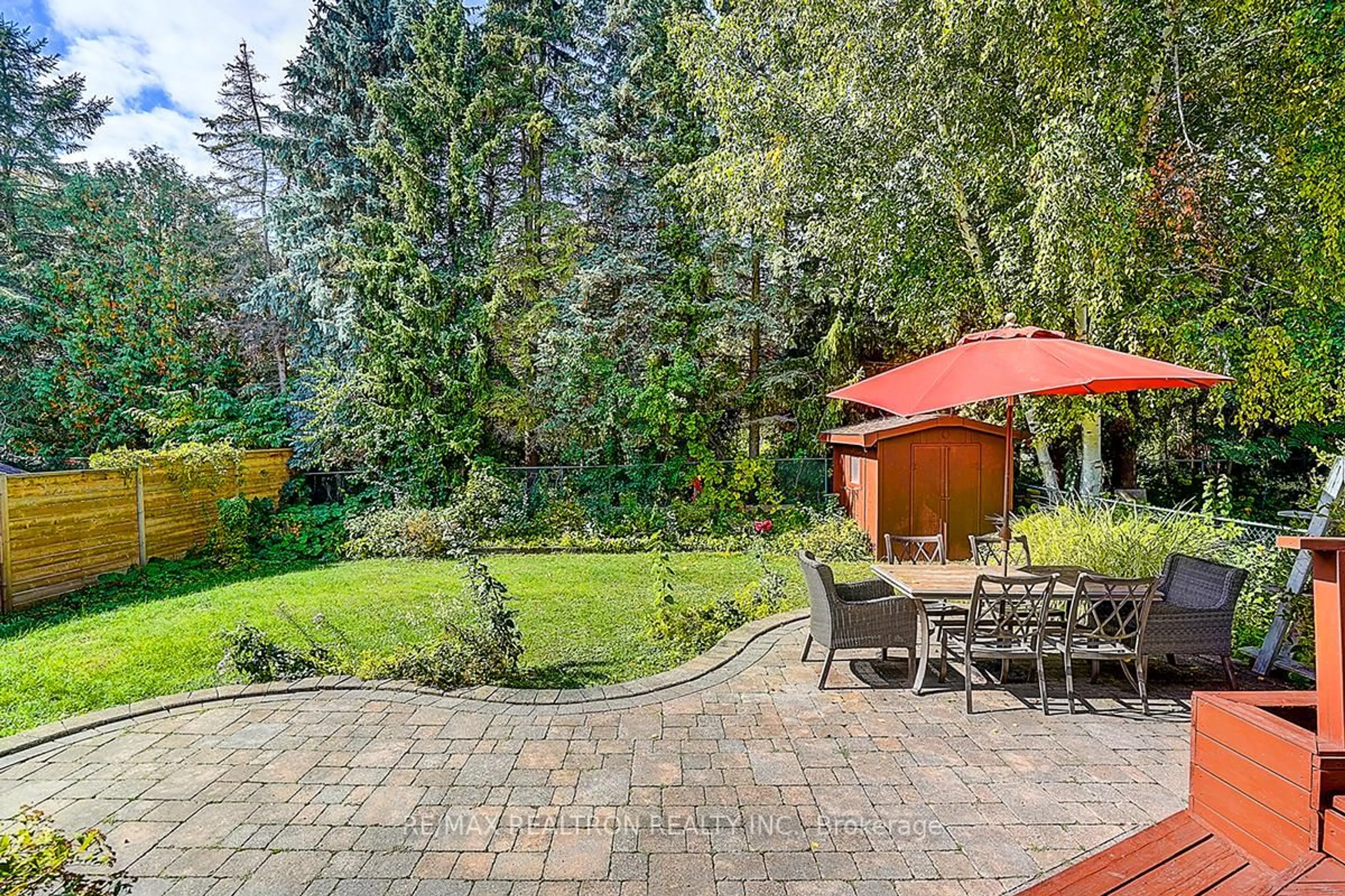 Patio, forest/trees view for 9 Earls Crt, East Gwillimbury Ontario L9N 1E5
