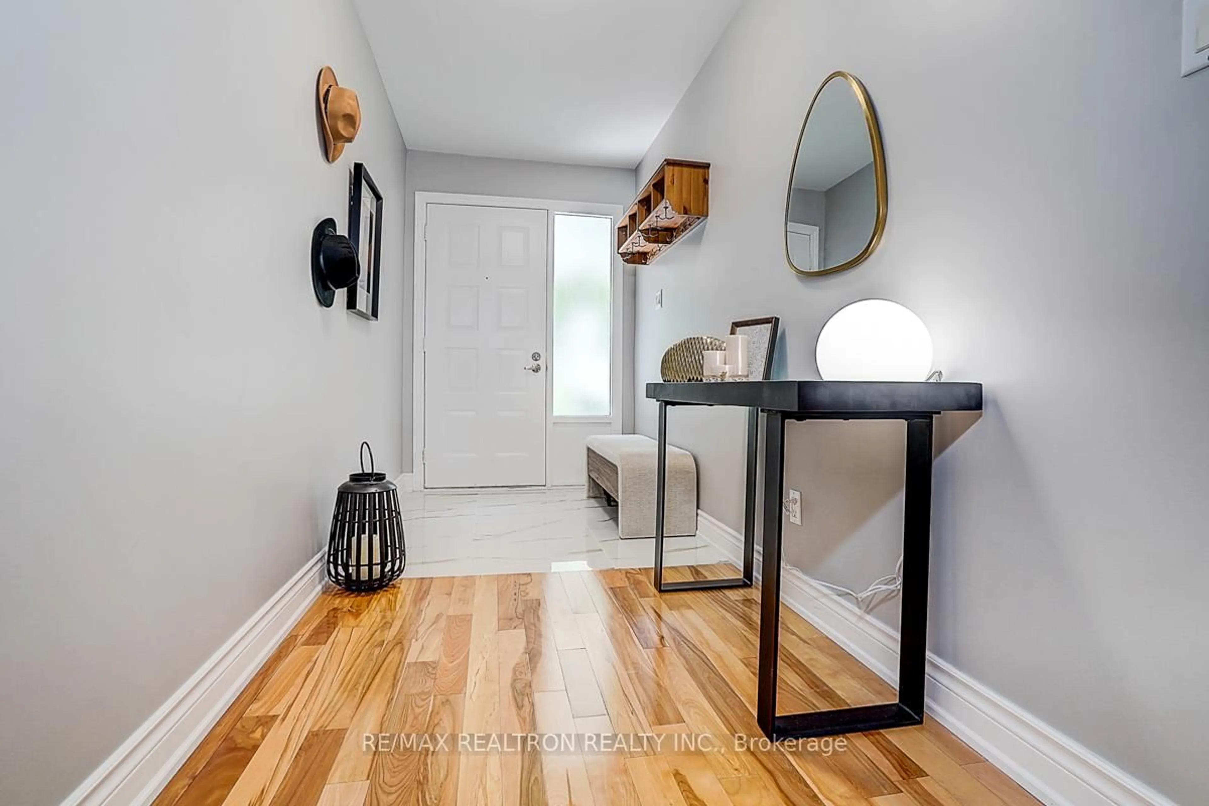 Indoor entryway for 9 Earls Crt, East Gwillimbury Ontario L9N 1E5