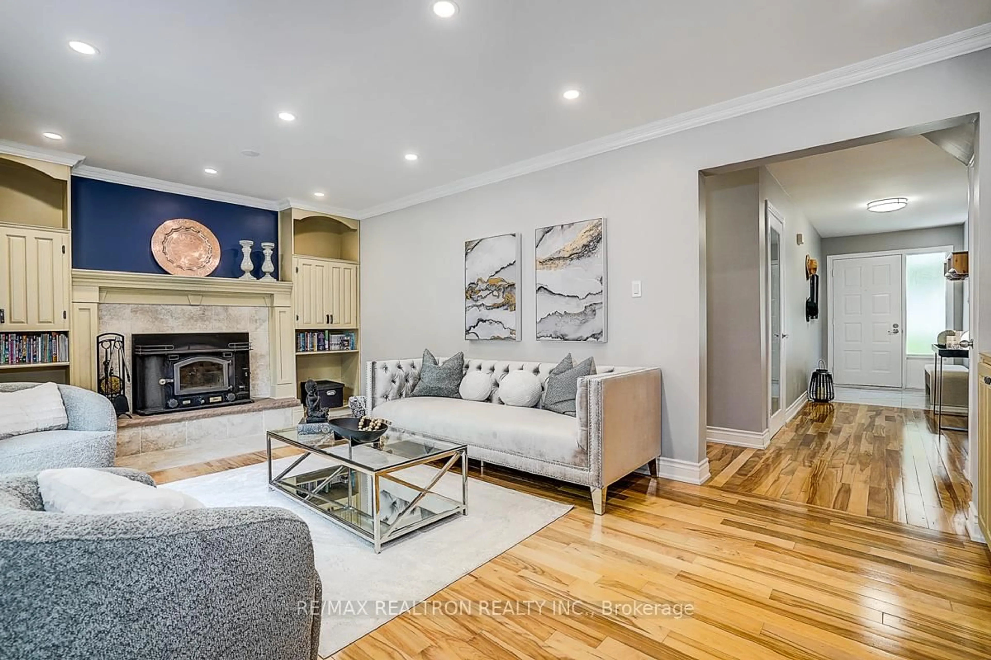 Living room with furniture, unknown for 9 Earls Crt, East Gwillimbury Ontario L9N 1E5