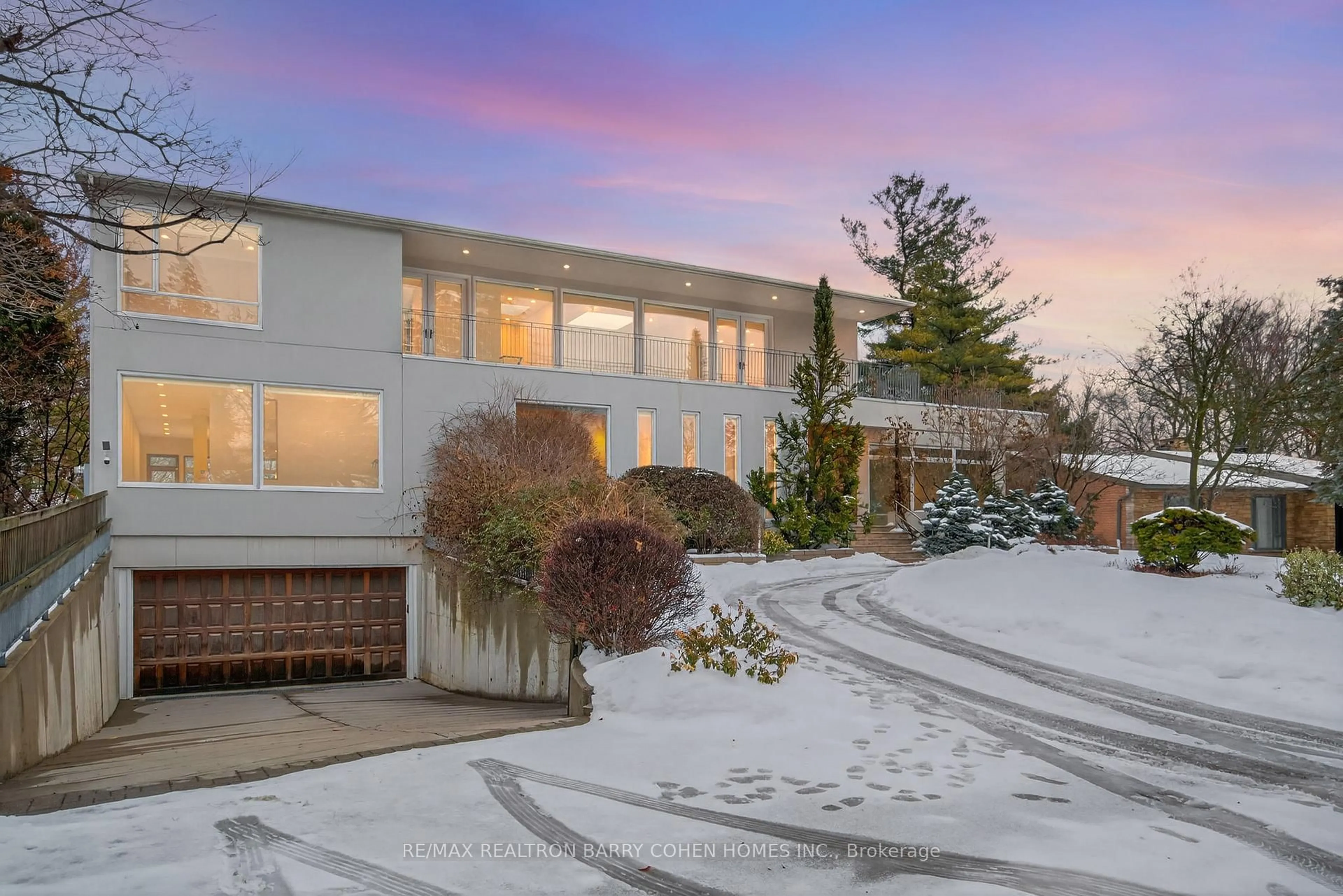 A pic from outside/outdoor area/front of a property/back of a property/a pic from drone, unknown for 33 Fairway Heights Dr, Markham Ontario L3T 3A7