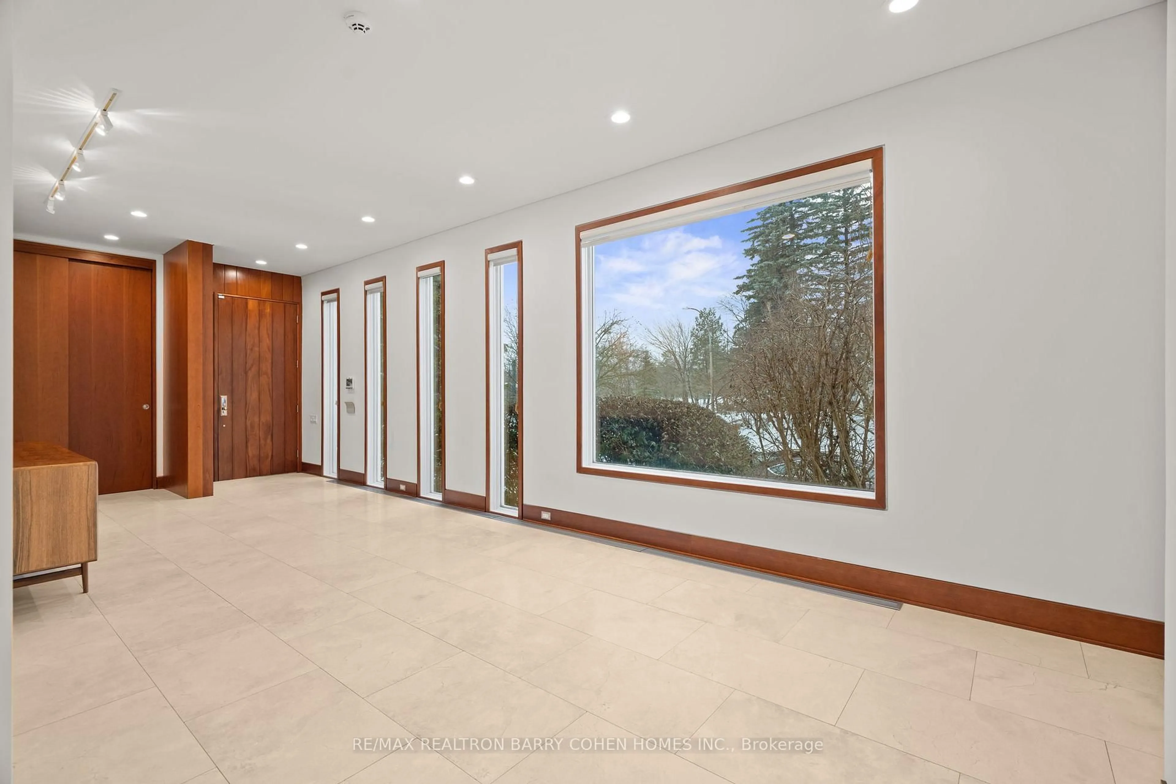 Indoor foyer for 33 Fairway Heights Dr, Markham Ontario L3T 3A7