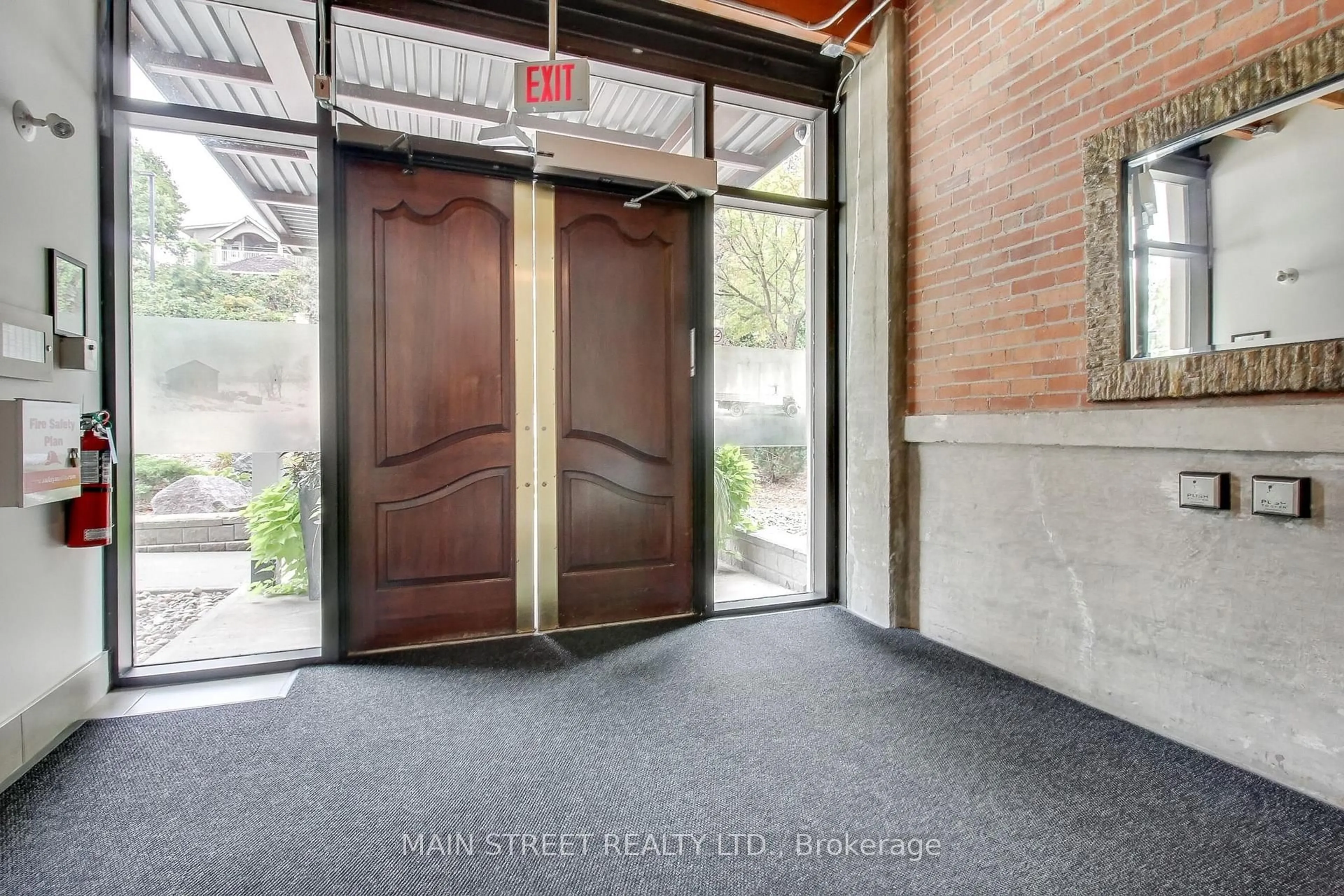 Indoor foyer for 543 Timothy St #310, Newmarket Ontario L3Y 1R1