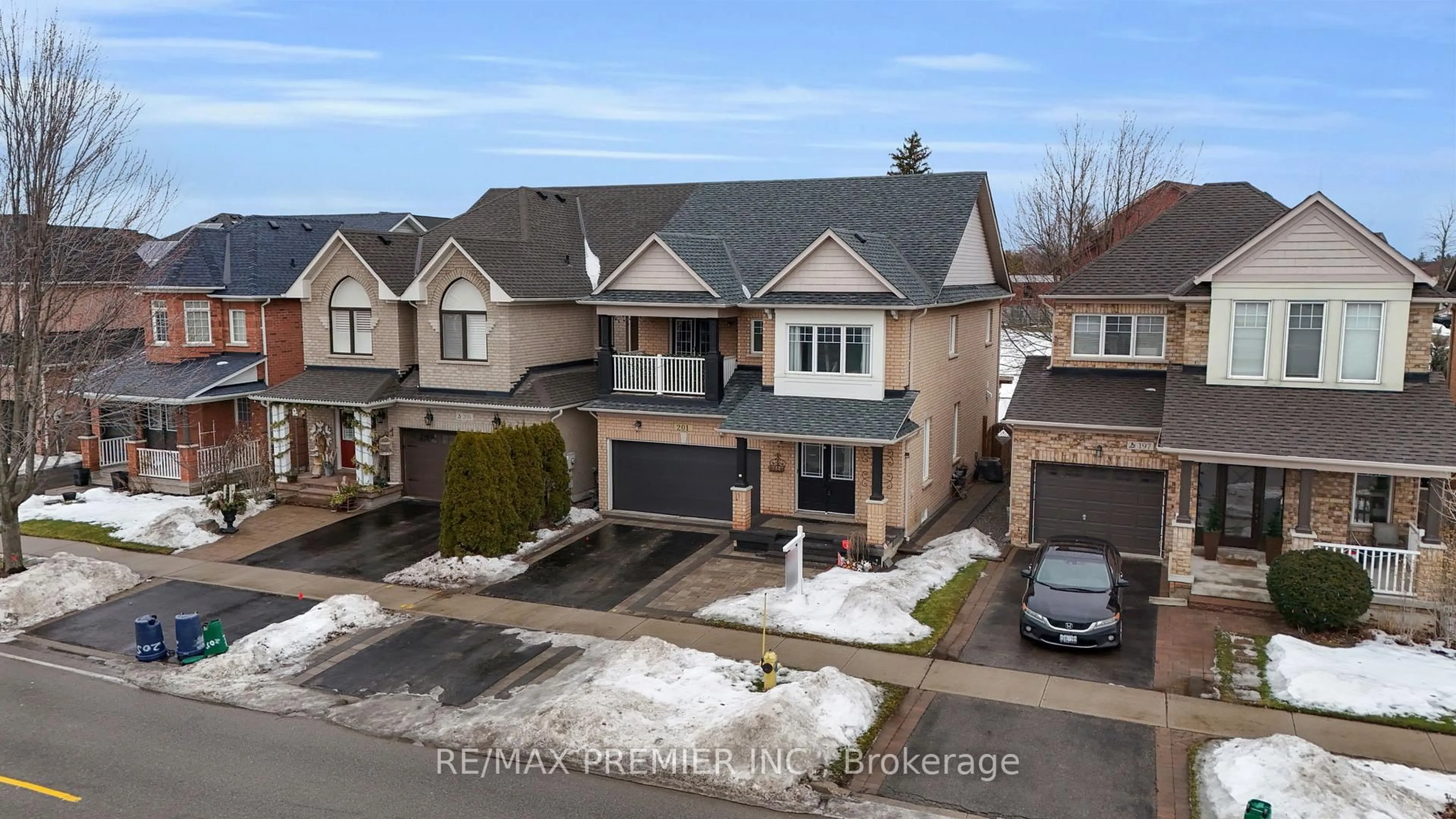 A pic from outside/outdoor area/front of a property/back of a property/a pic from drone, street for 201 West Lawn Cres, Whitchurch-Stouffville Ontario L4A 0B3