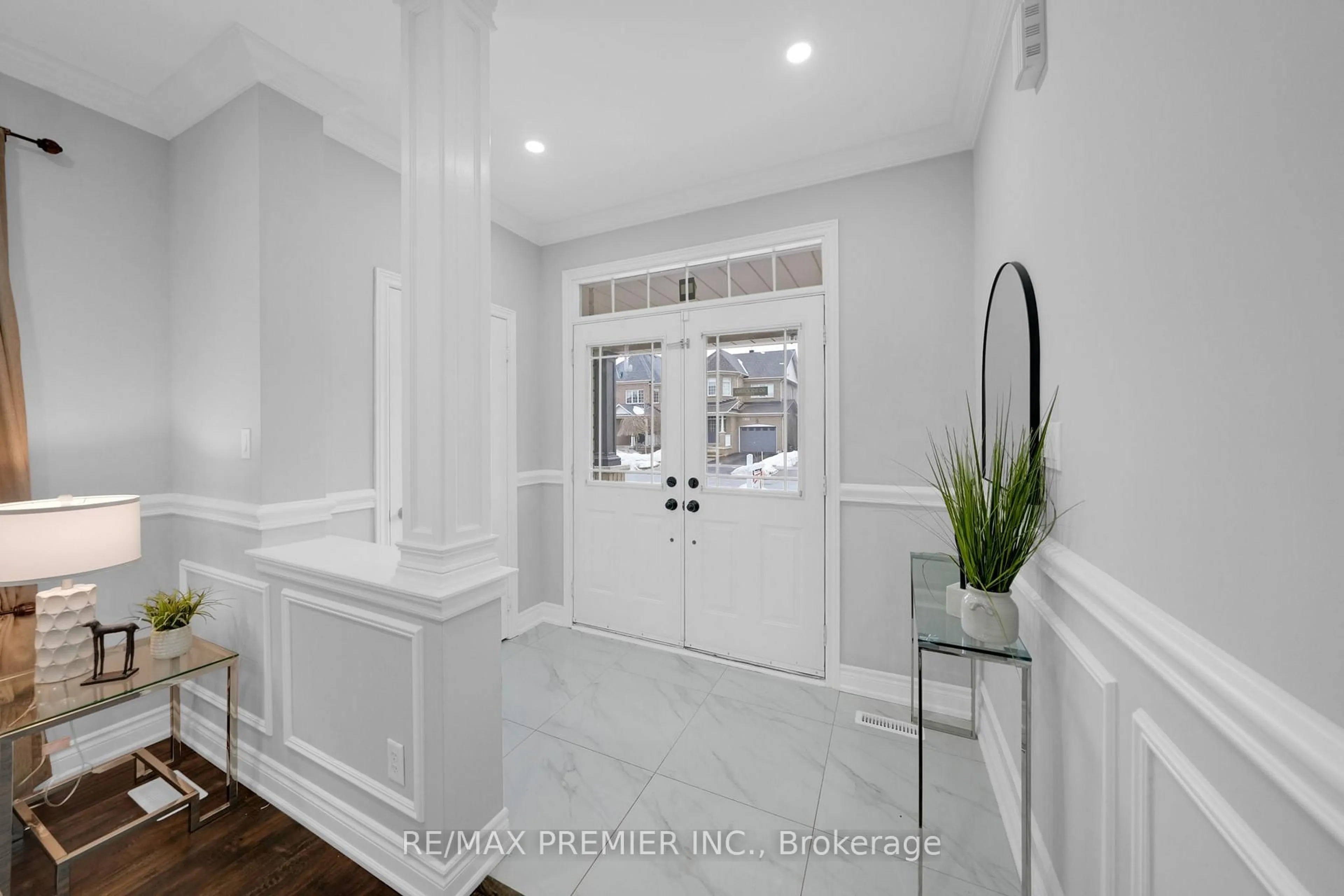 Indoor entryway for 201 West Lawn Cres, Whitchurch-Stouffville Ontario L4A 0B3
