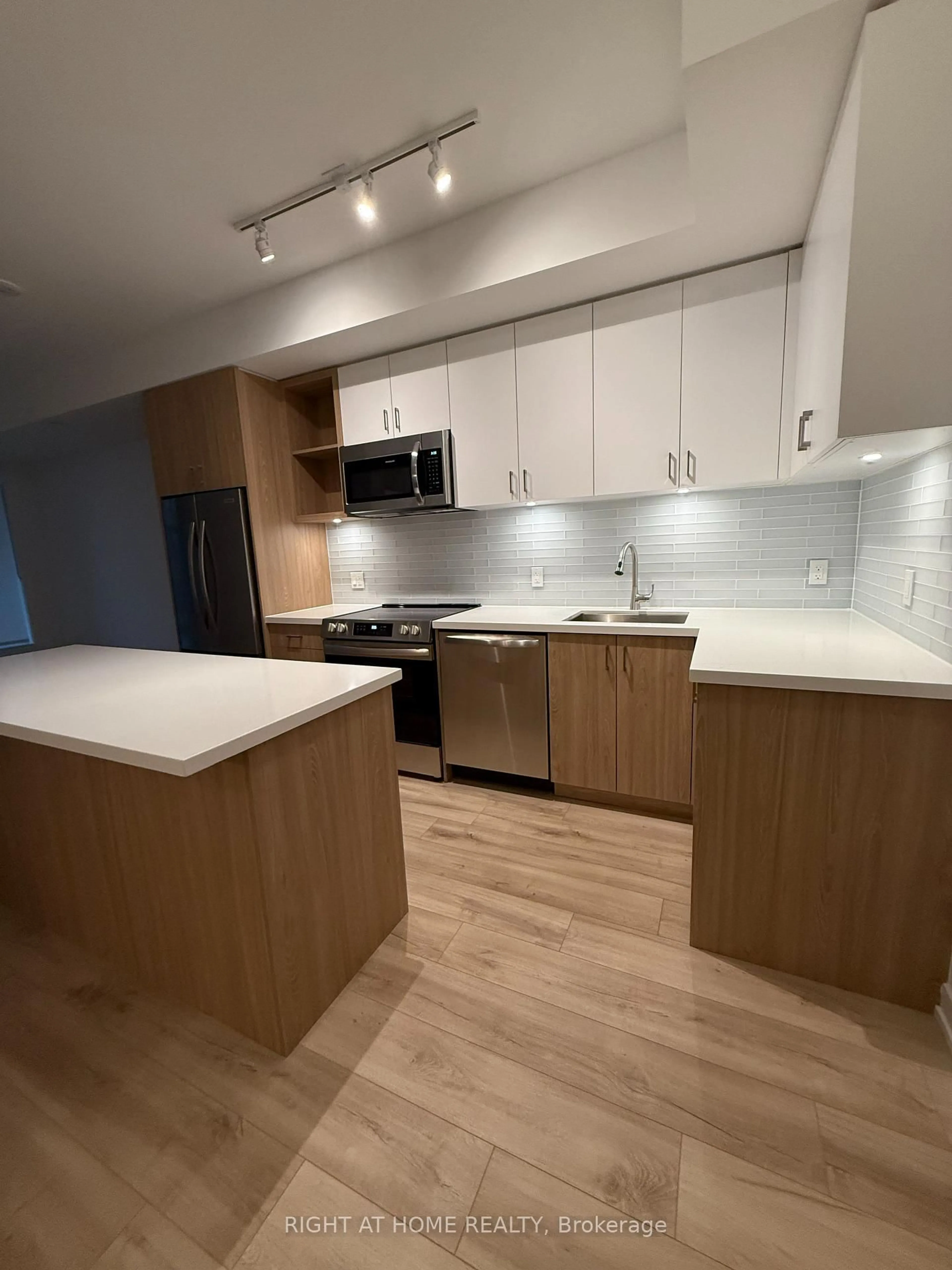 Standard kitchen, wood/laminate floor for 333 Sunseeker Ave #242, Innisfil Ontario L9R 0R6