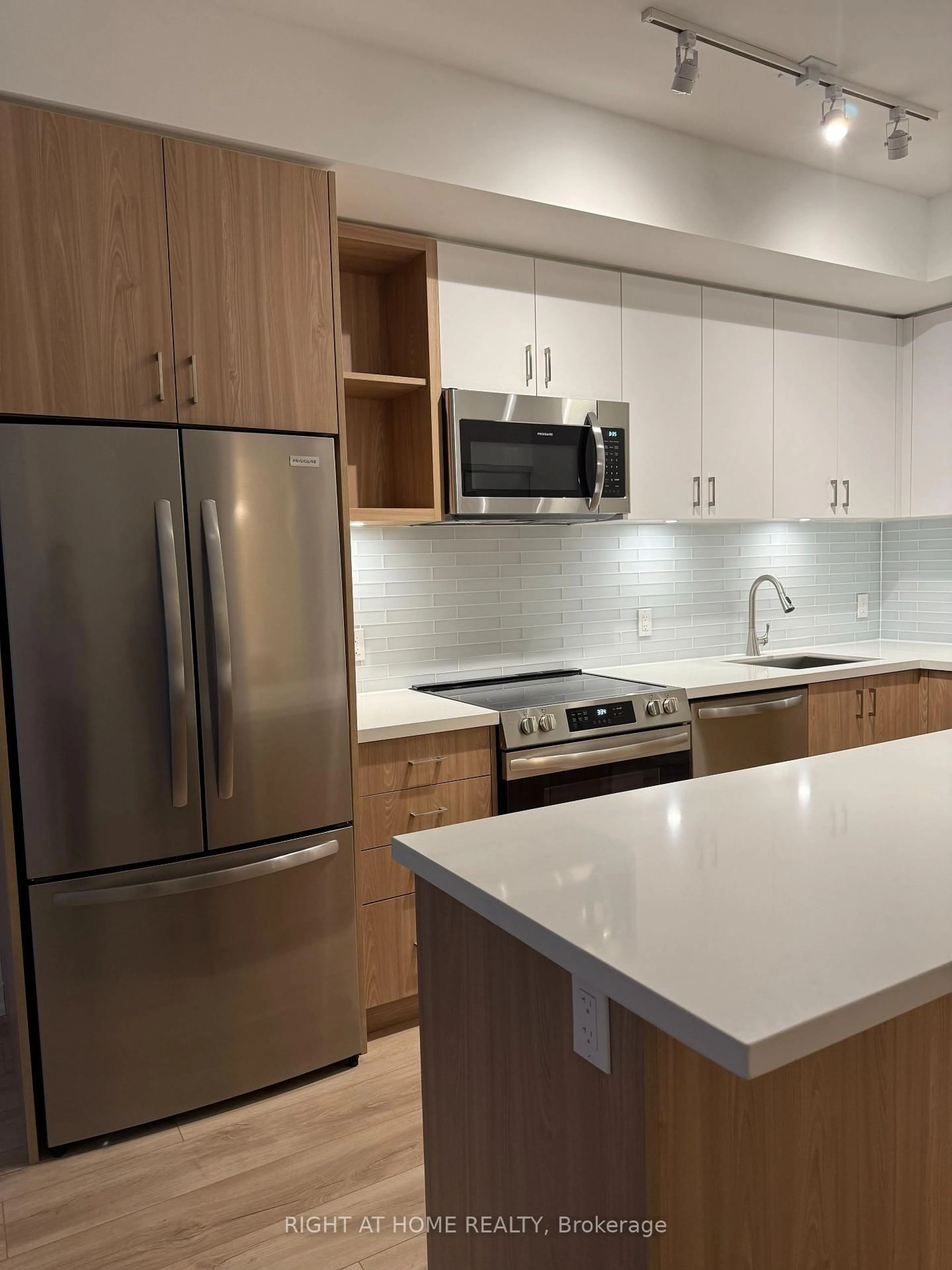 Standard kitchen, unknown for 333 Sunseeker Ave #242, Innisfil Ontario L9R 0R6