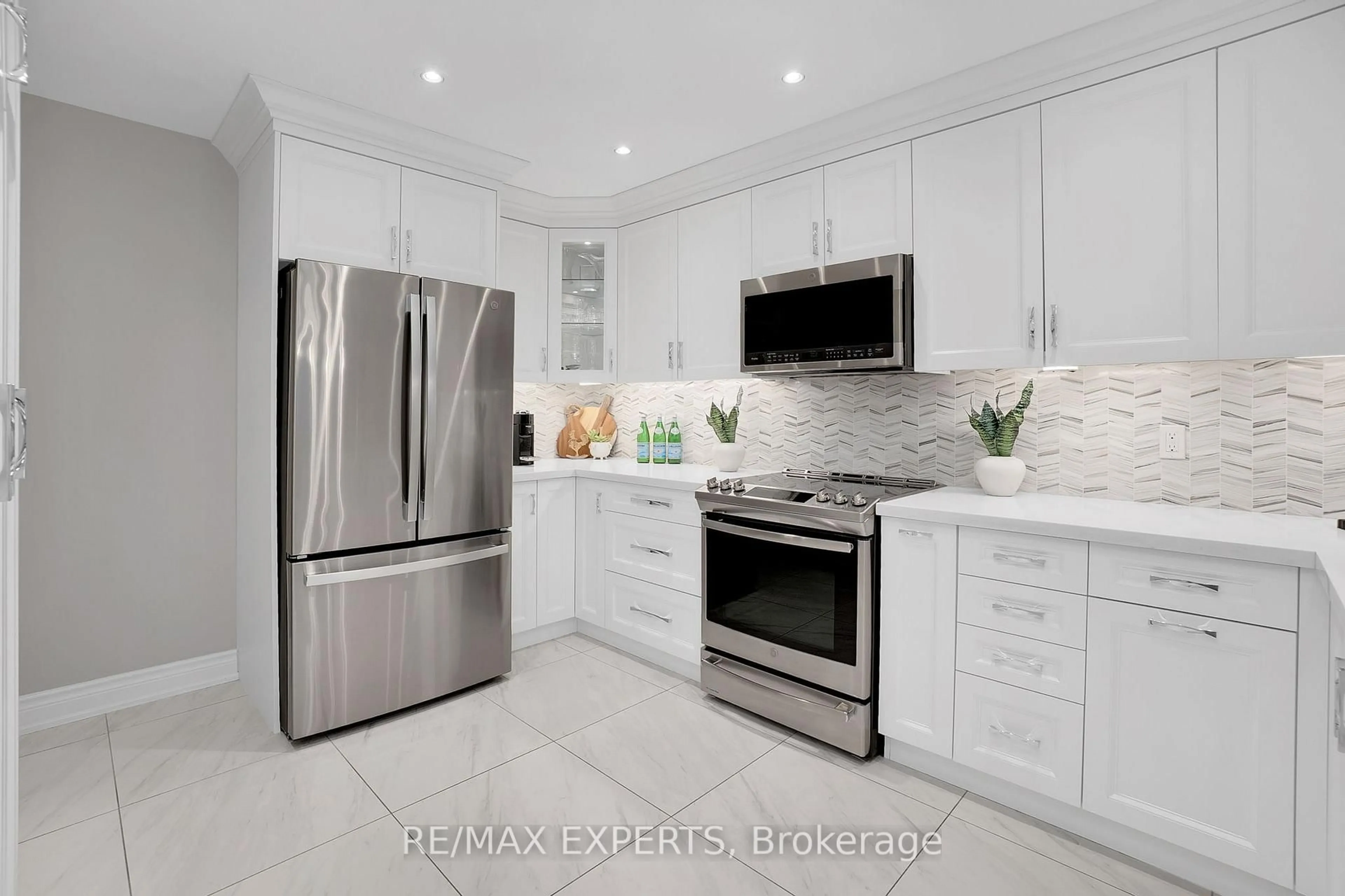 Contemporary kitchen, ceramic/tile floor for 118 Kayla Cres, Vaughan Ontario L6A 3P4