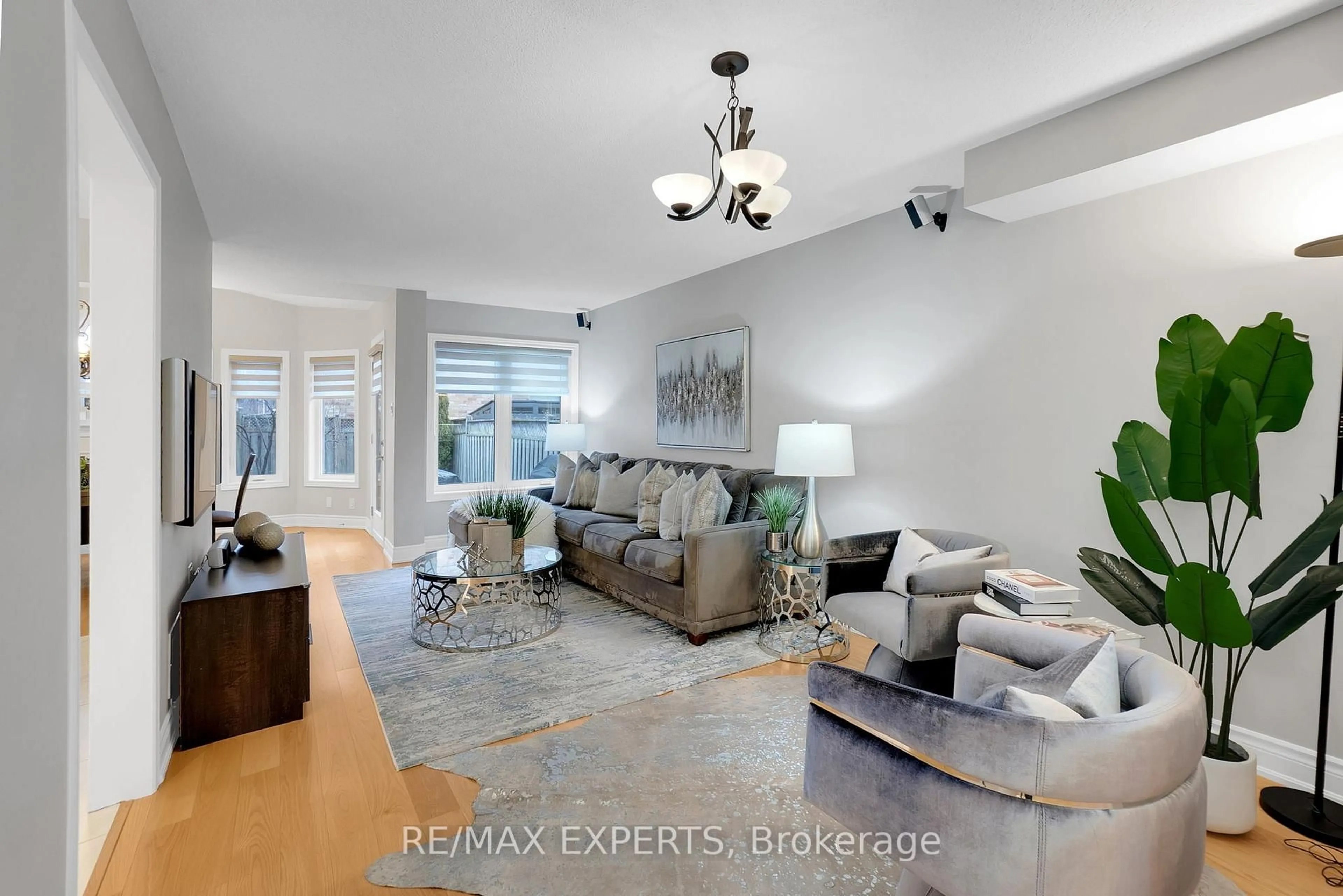 Living room with furniture, unknown for 118 Kayla Cres, Vaughan Ontario L6A 3P4